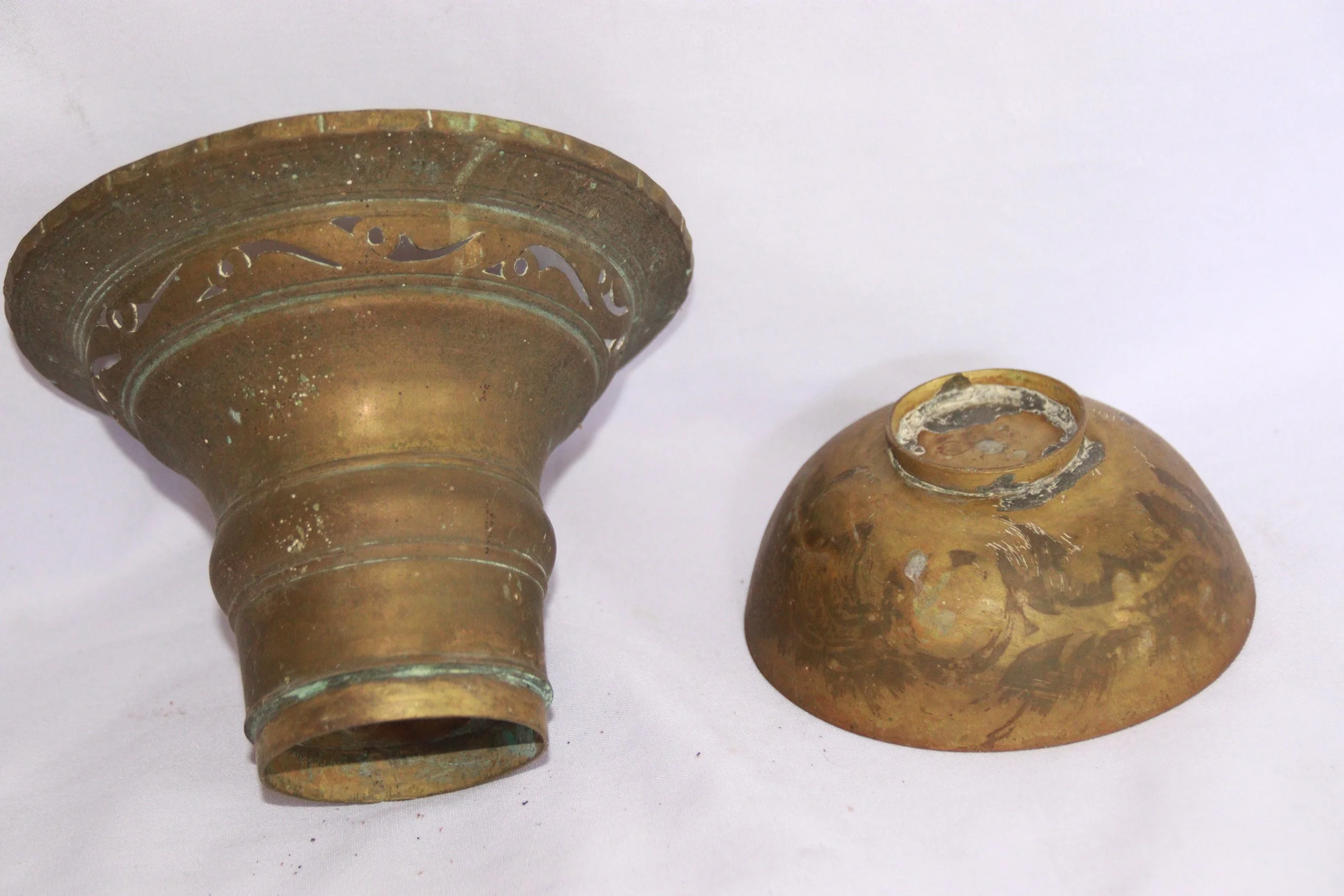 archive number: r-6-015
object reference: 
'Tempat Sirih' Offering Tools
origin: Banda
date: -
notes: Bandanese rituals often involve the presentation of symbolic offerings in a range of items. Many rituals now use woven baskets from leaves, but this