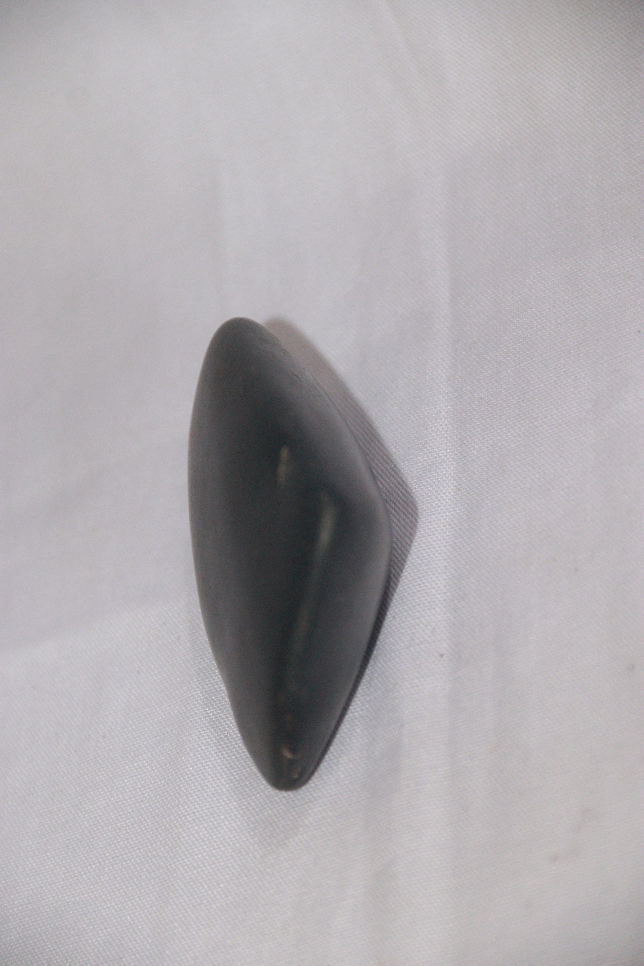 archive number: r-1-025
object reference: 
Prehistoric stone axe
origin: Banda
date: -
notes: A stone tool used to dig holes to plant crops and break wood by the ancient Bandanese.