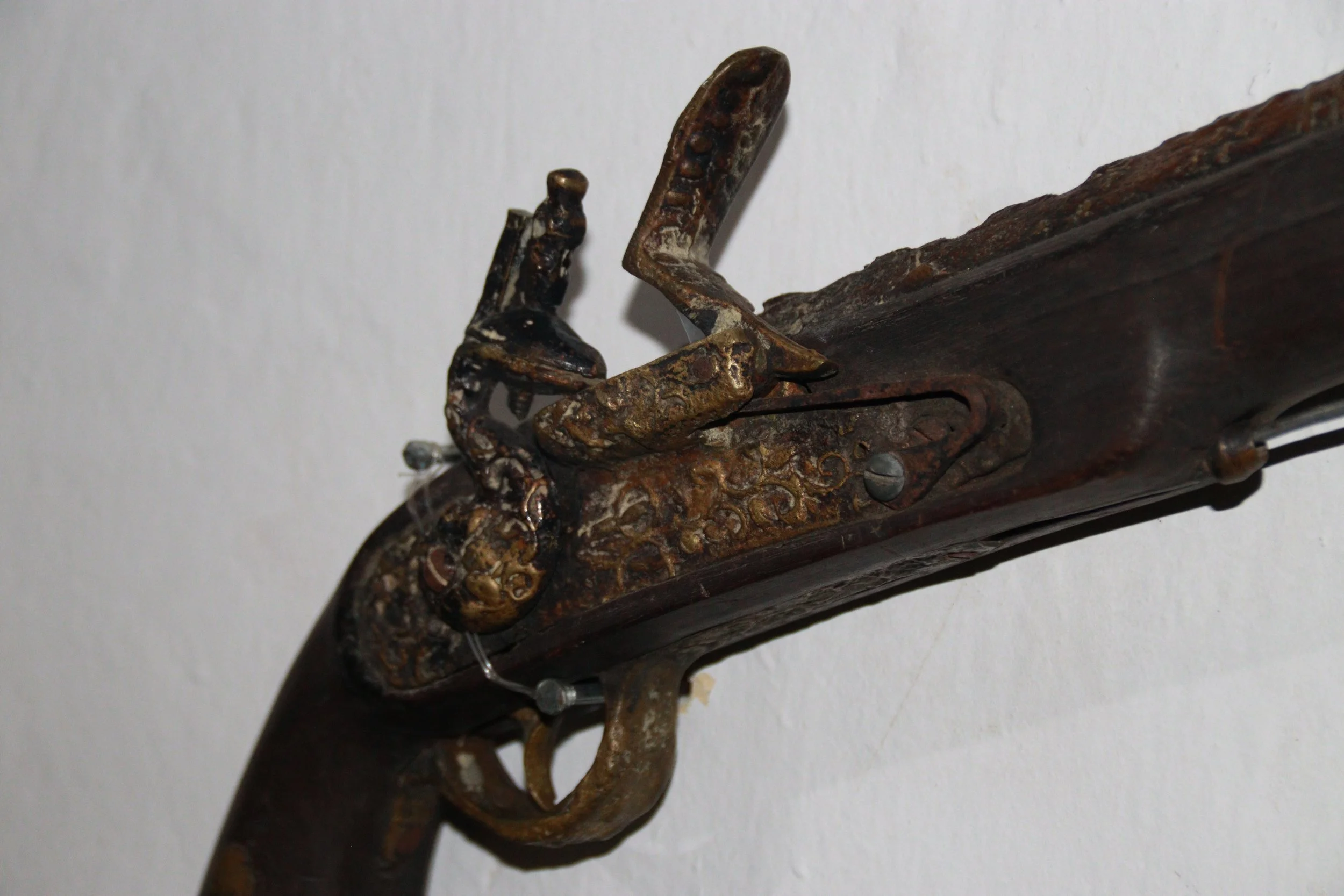 archive number: r-3-017
object reference: 
Flintlock pistol
origin: Europe
date: -
notes: Flintlock pistols were common weapons for early maritime expeditions