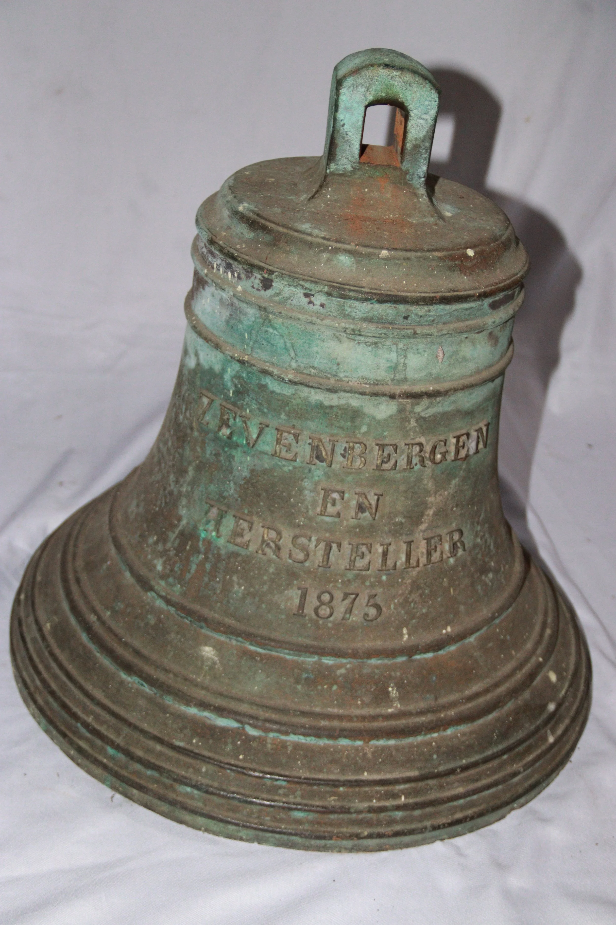 archive number: r-3-009
object reference: Perk Bell
origin: The Netherlands (Assumed)
date: 1875
notes: These bells were used in nutmeg plantations in their time, to signal when the plantation labourers should begin and end their harvesting work.