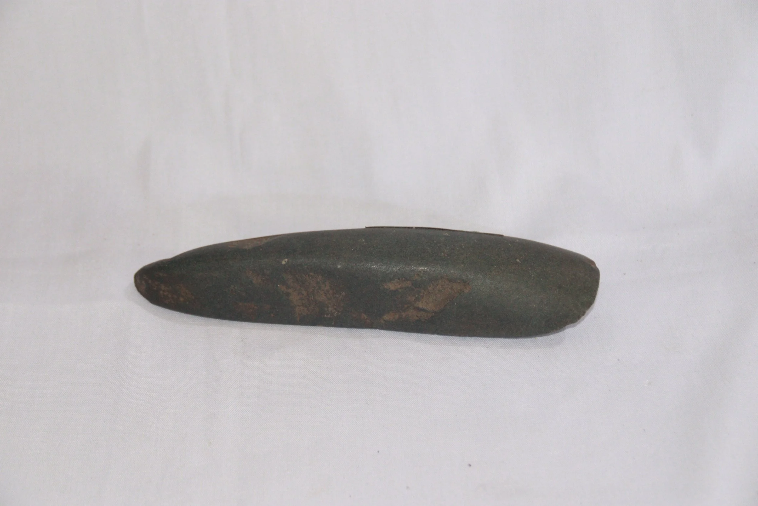 archive number: r-1-023
object reference: 
Prehistoric stone axe
origin: Banda
date: -
notes: A stone tool used to dig holes to plant crops and break wood by the ancient Bandanese.
