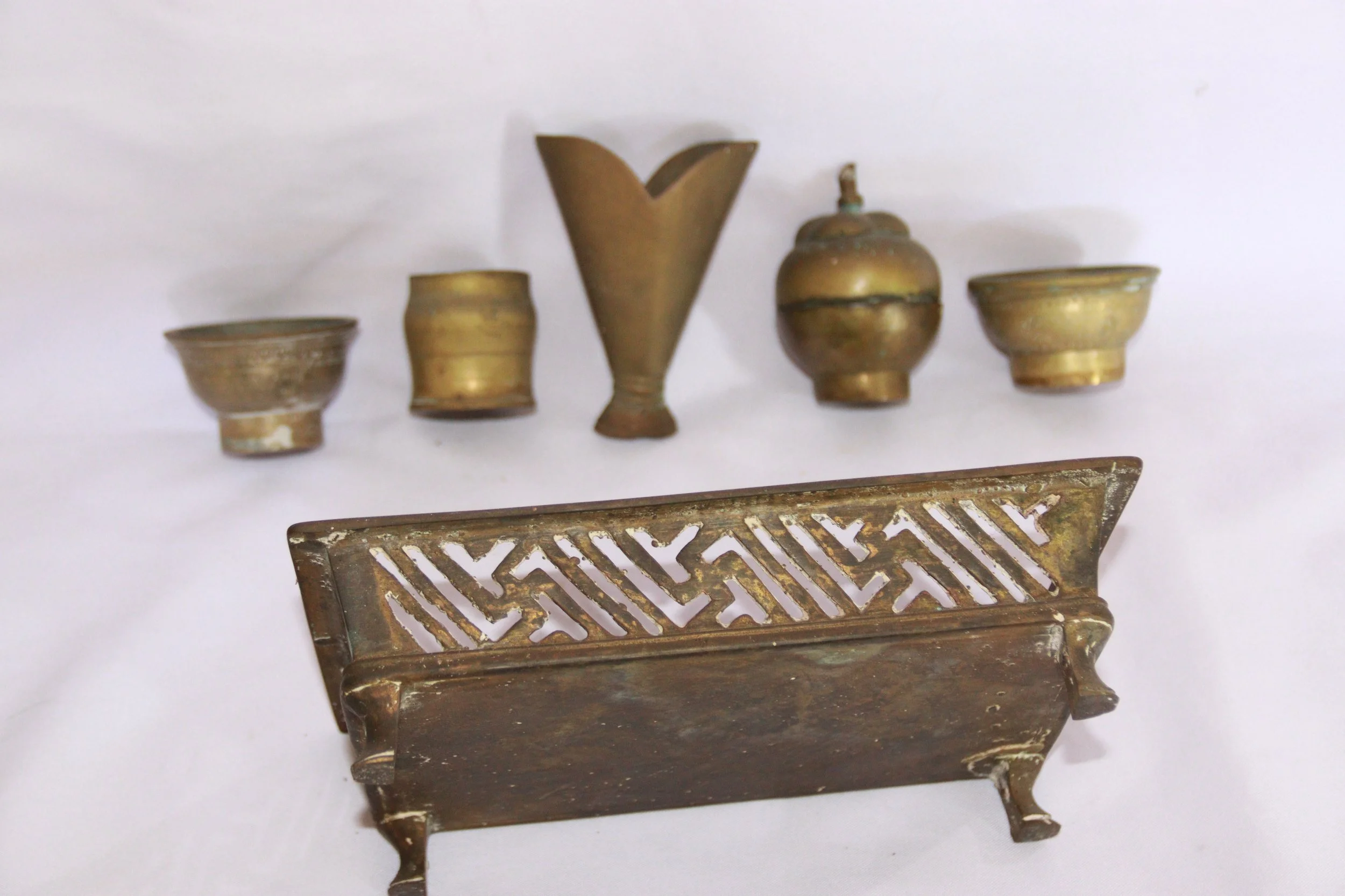 archive number: r-6-015
object reference: 
'Tempat Sirih' Offering Tools
origin: Banda
date: -
notes: Bandanese rituals often involve the presentation of symbolic offerings in a range of items. Many rituals now use woven baskets from leaves, but this