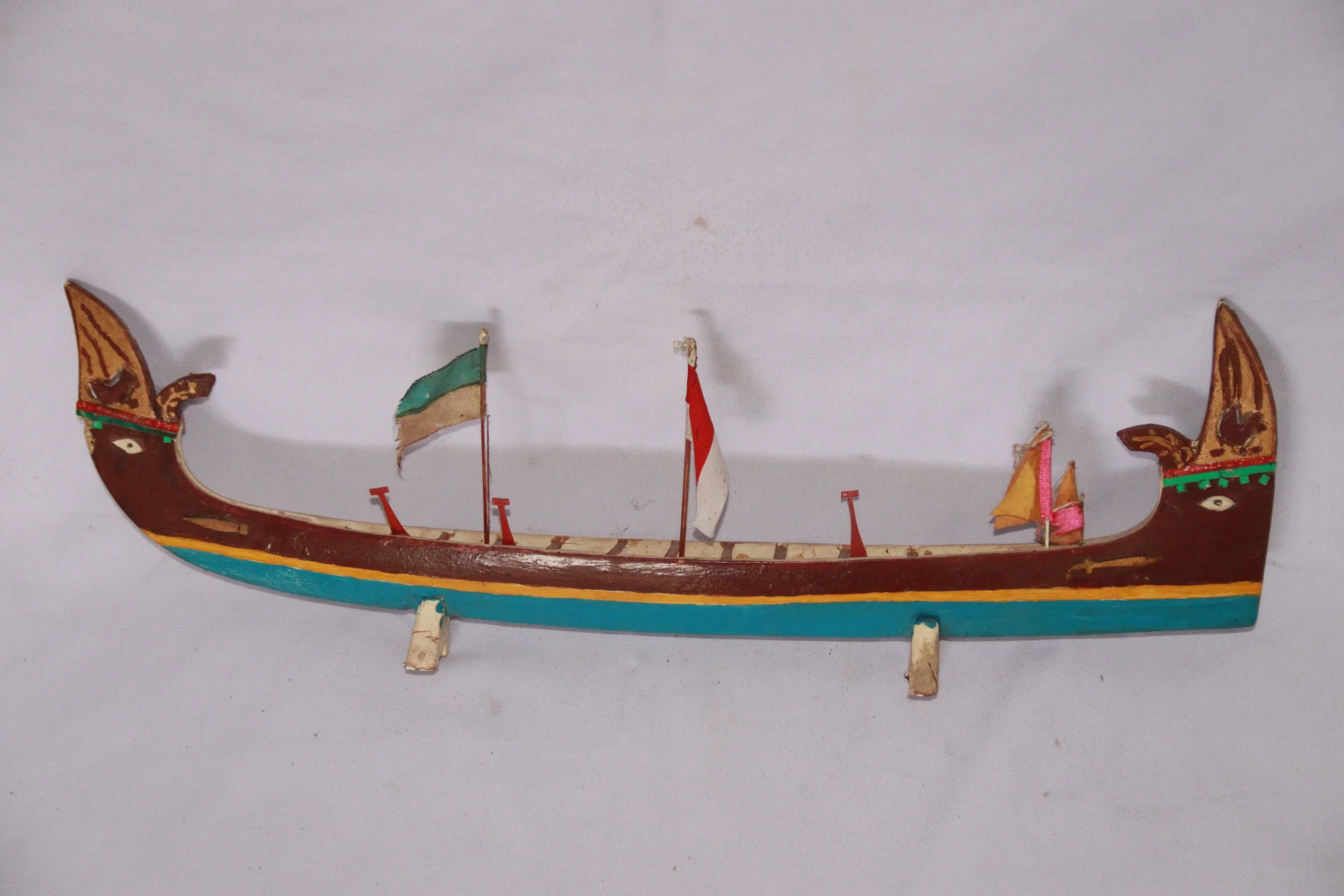archive number: r-6-005
object reference: 
Belang Kampung Adat ____ Model
origin: Banda
date: 
notes: Belang are customary rowing boats used for centuries in Banda for a range of purposes, including naval warfare, ritual, racing and cultural events. 