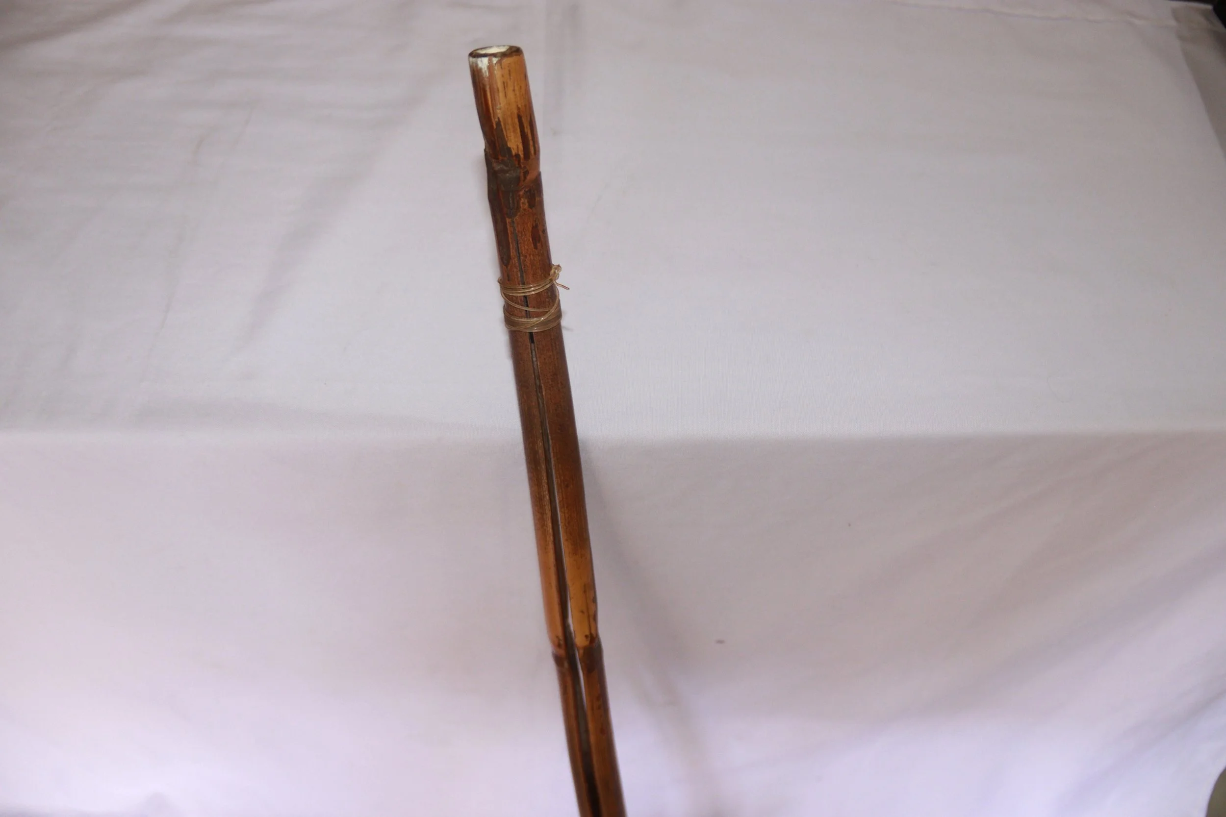 archive number: r-2-004
object reference: Kattong
origin: Banda 
date: - 
notes: A split length of bamboo serving as clamps for fallen walnuts and nutmeg, so that people don't have to bend over and collect it. To this day, anyone can take fallen frui