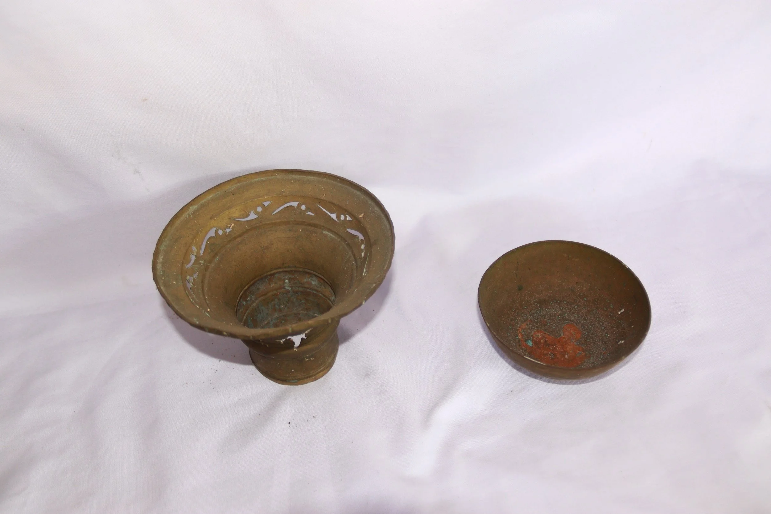 archive number: r-6-015
object reference: 
'Tempat Sirih' Offering Tools
origin: Banda
date: -
notes: Bandanese rituals often involve the presentation of symbolic offerings in a range of items. Many rituals now use woven baskets from leaves, but this