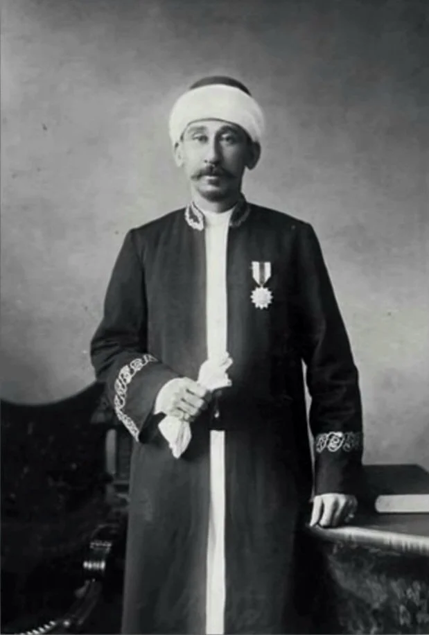 archive number: r-4-001
object reference: 
Portrait of Said Tjong Baadilla
origin: Banda 
date: - 
notes: Des Alwi's Grandfather and renowned 'pearl king' of Banda, with a mixed Arabic-Chinese heritage epitomising the Banda Islands' cosmopolitan hist