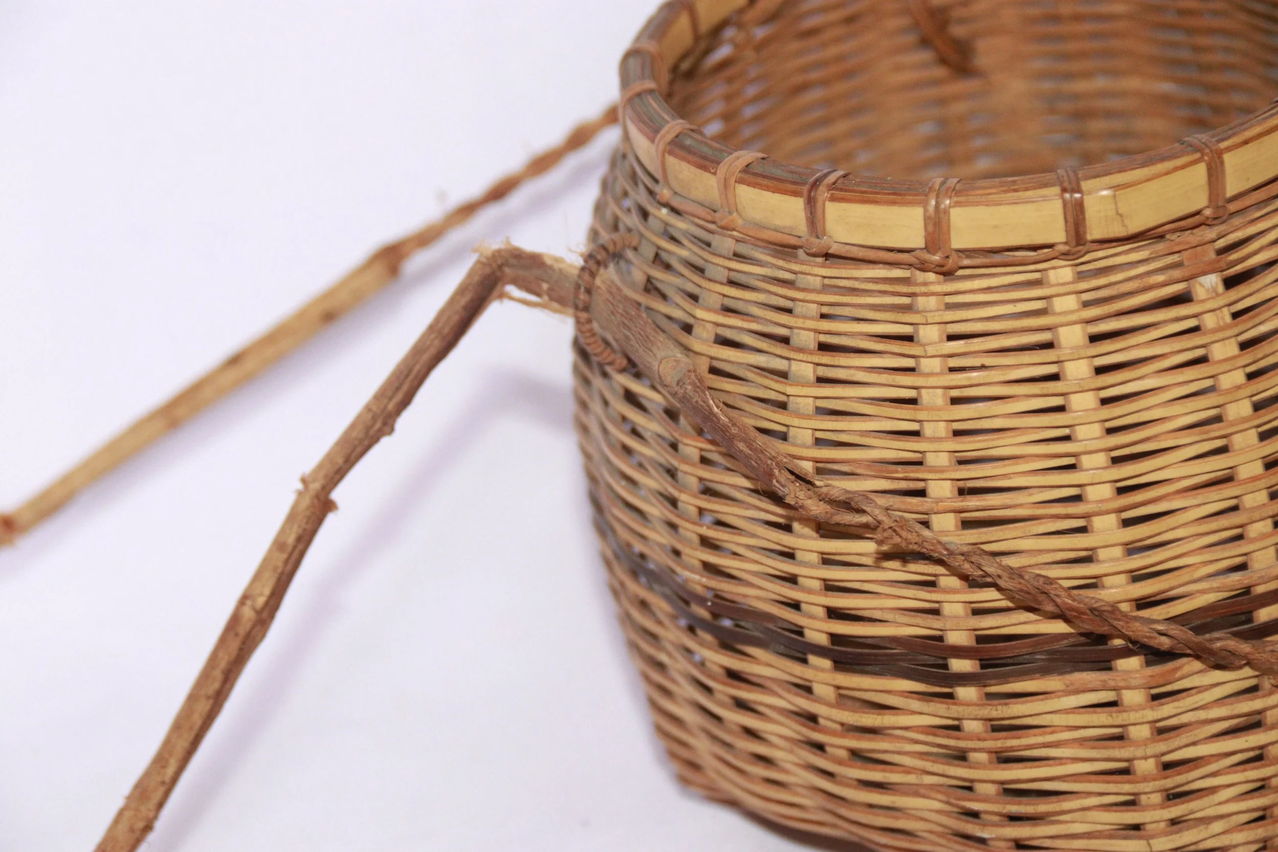 archive number: r-2-001
object reference: Takiri
origin: Banda 
date: - 
notes: A semi-oval, woven bamboo container used by the Bandanese people to transport nutmeg and kenari nuts.