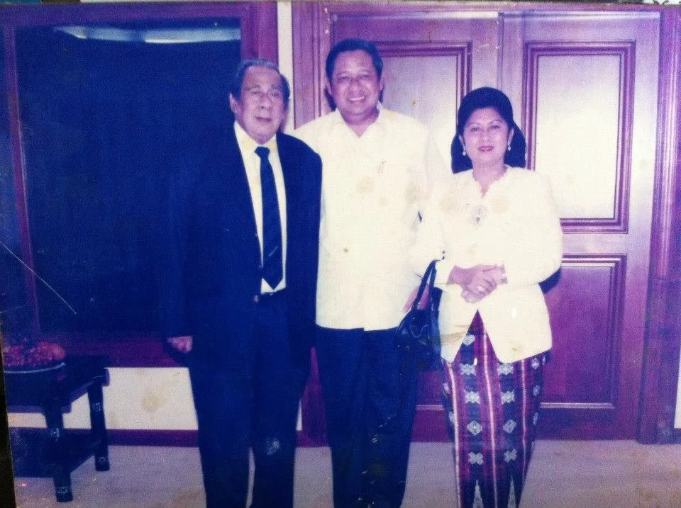 archive number: r-4-008
object reference: 
Des Alwi with SBY and his Wife
origin: Indonesia
date: 
notes: Des Alwi became a diplomat close to the centre of Indonesia's government, with extensive political connections spanning decades. SBY was the 6th