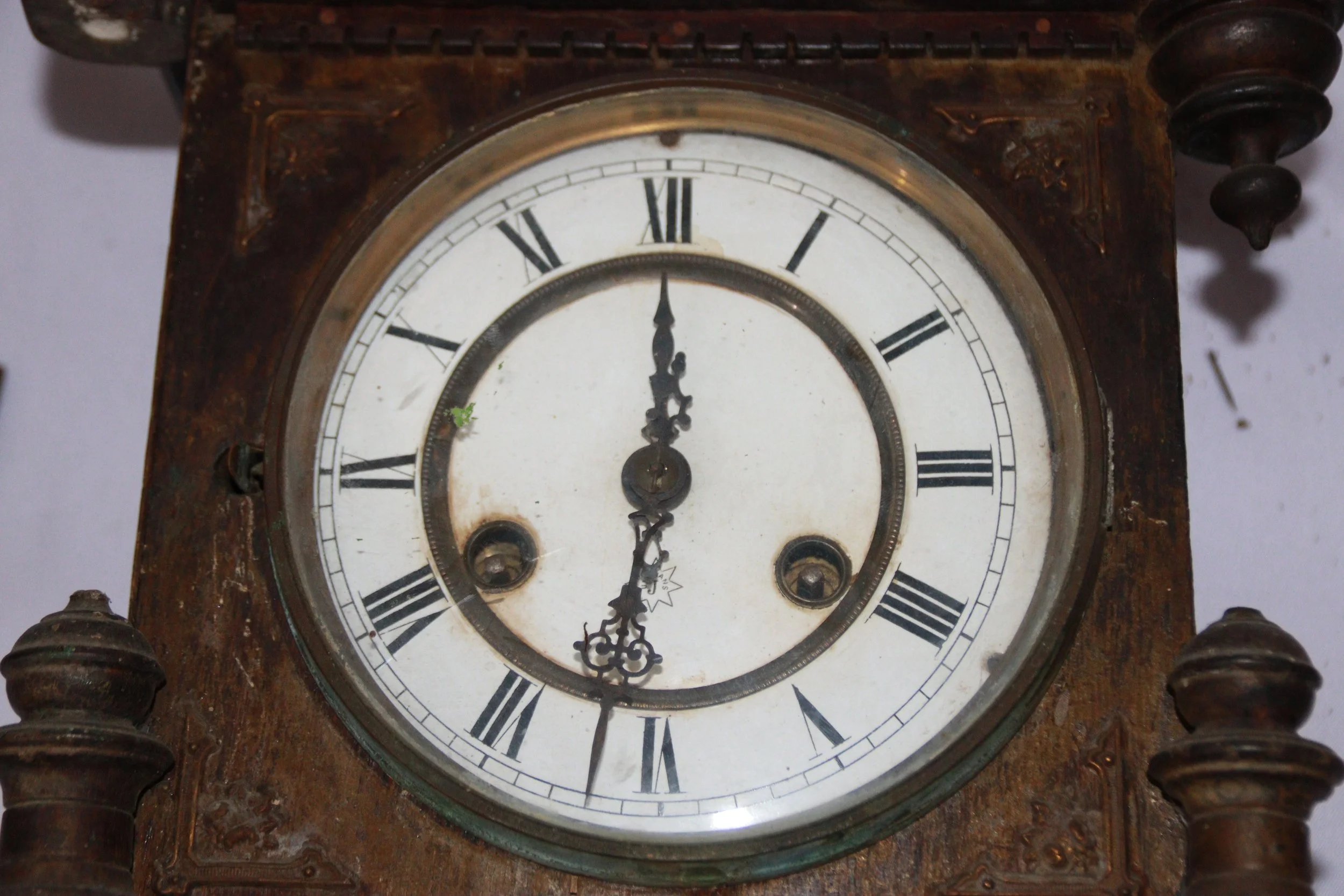 archive number: r-5-005
object reference: 
Antique Clock
origin: -
date: -
notes: This antique clock represents the character of Bung Hatta, who was a strict timekeeper. When the people of Banda saw Bung Hatta, they could tell the exact time based on