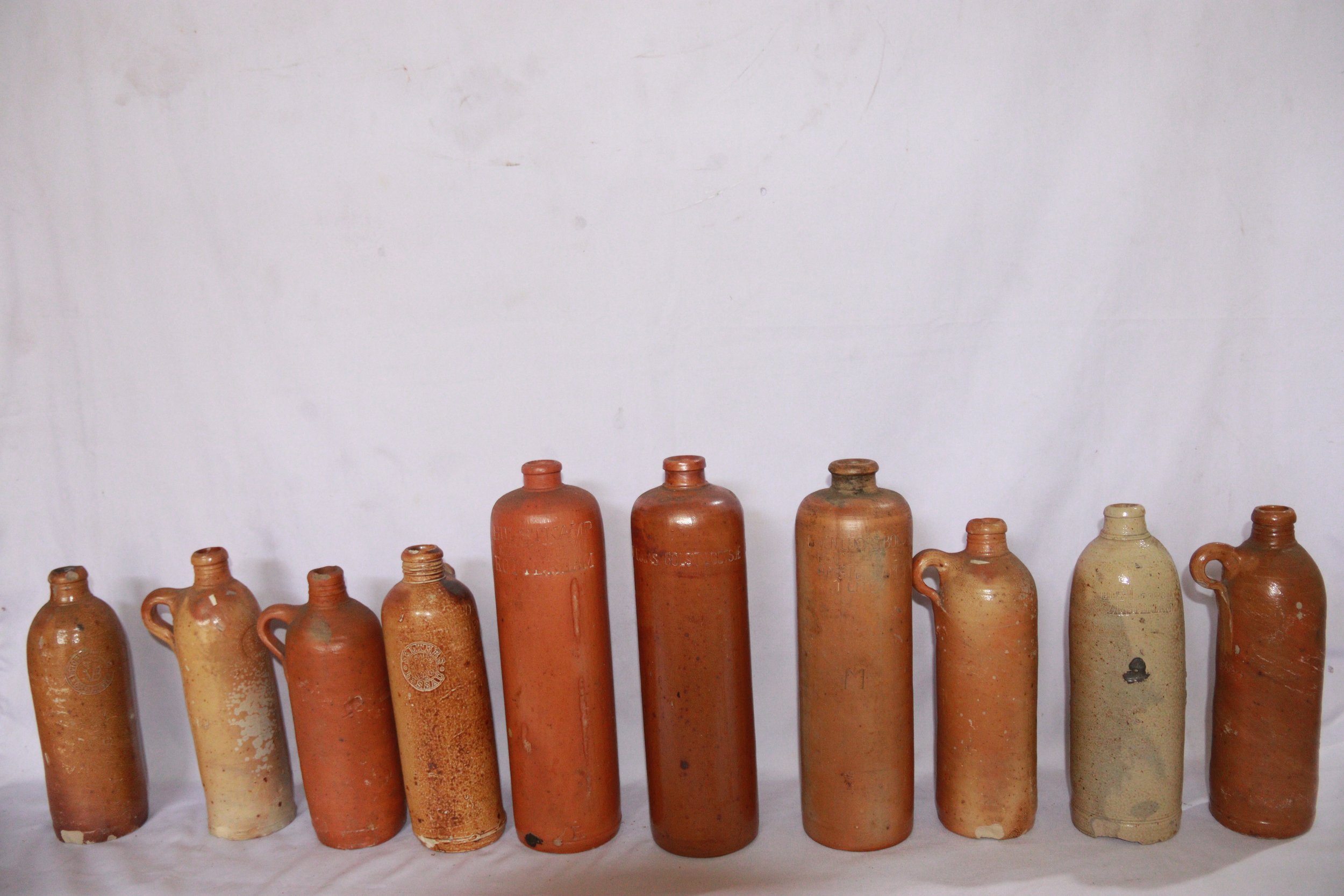 archive number: r-6-021
object reference: 
Ceramic bottles
origin: -
date: -
notes: 