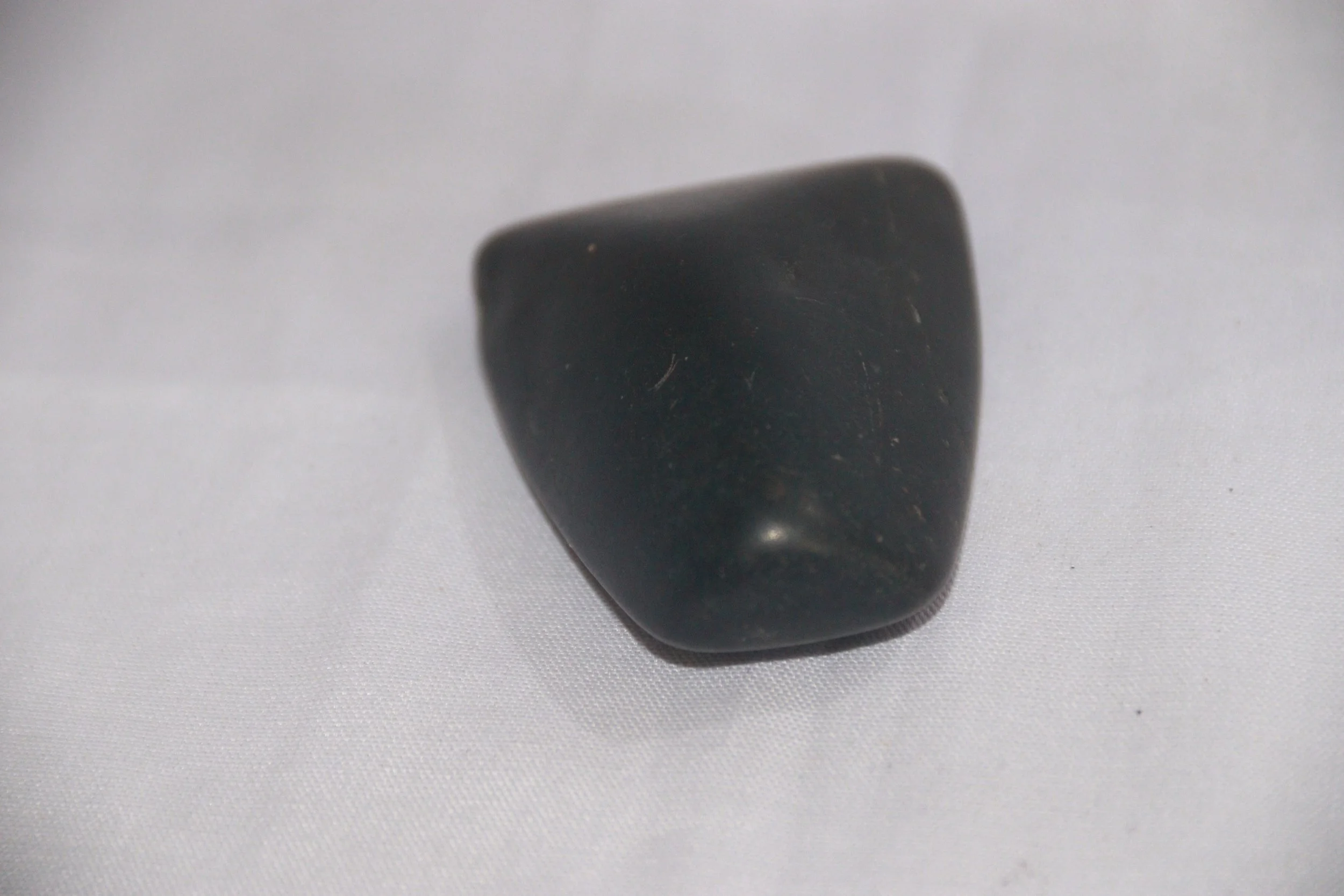 archive number: r-1-025
object reference: 
Prehistoric stone axe
origin: Banda
date: -
notes: A stone tool used to dig holes to plant crops and break wood by the ancient Bandanese.