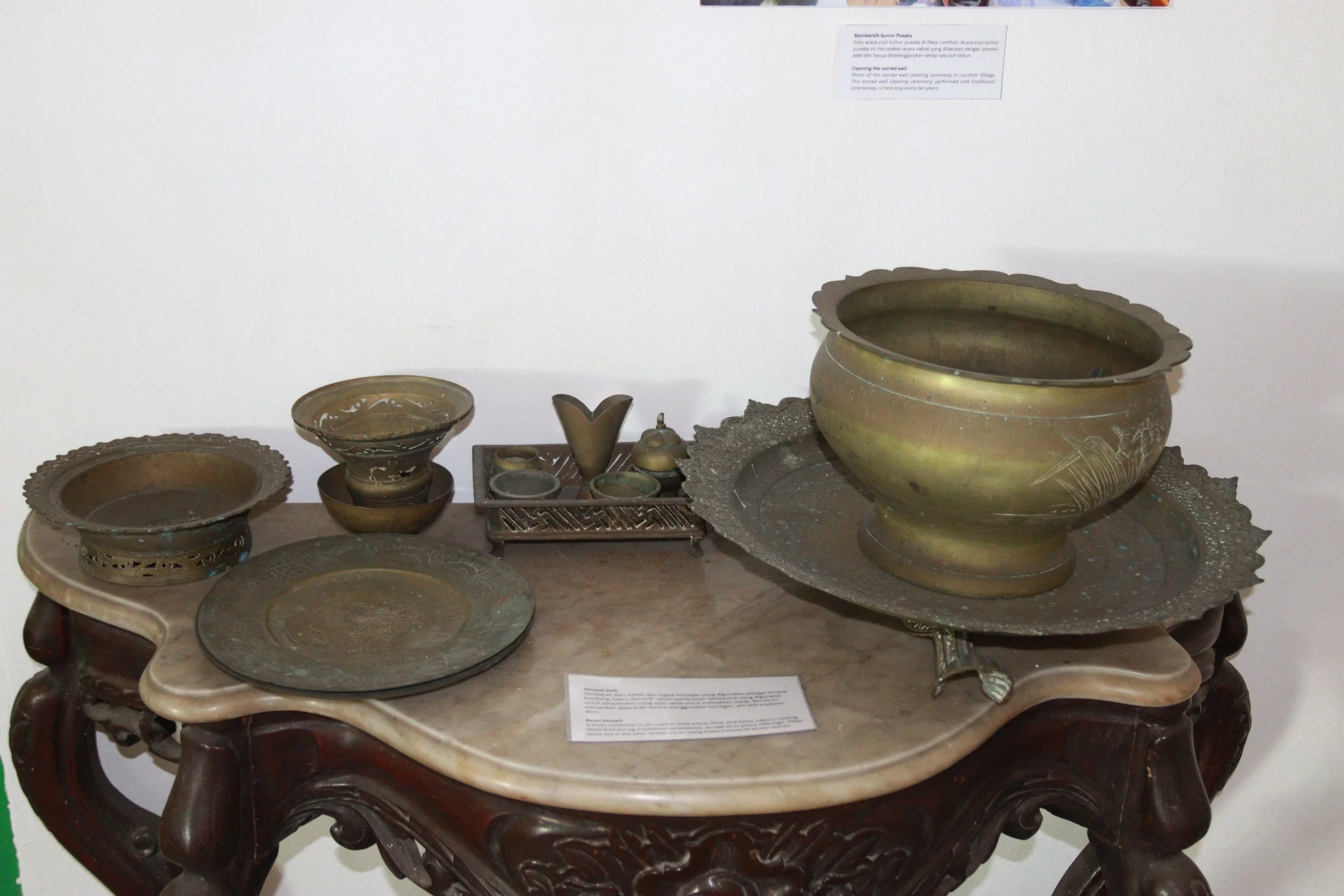 archive number: r-6-015
object reference: 
'Tempat Sirih' Offering Tools
origin: Banda
date: -
notes: Bandanese rituals often involve the presentation of symbolic offerings in a range of items. Many rituals now use woven baskets from leaves, but this