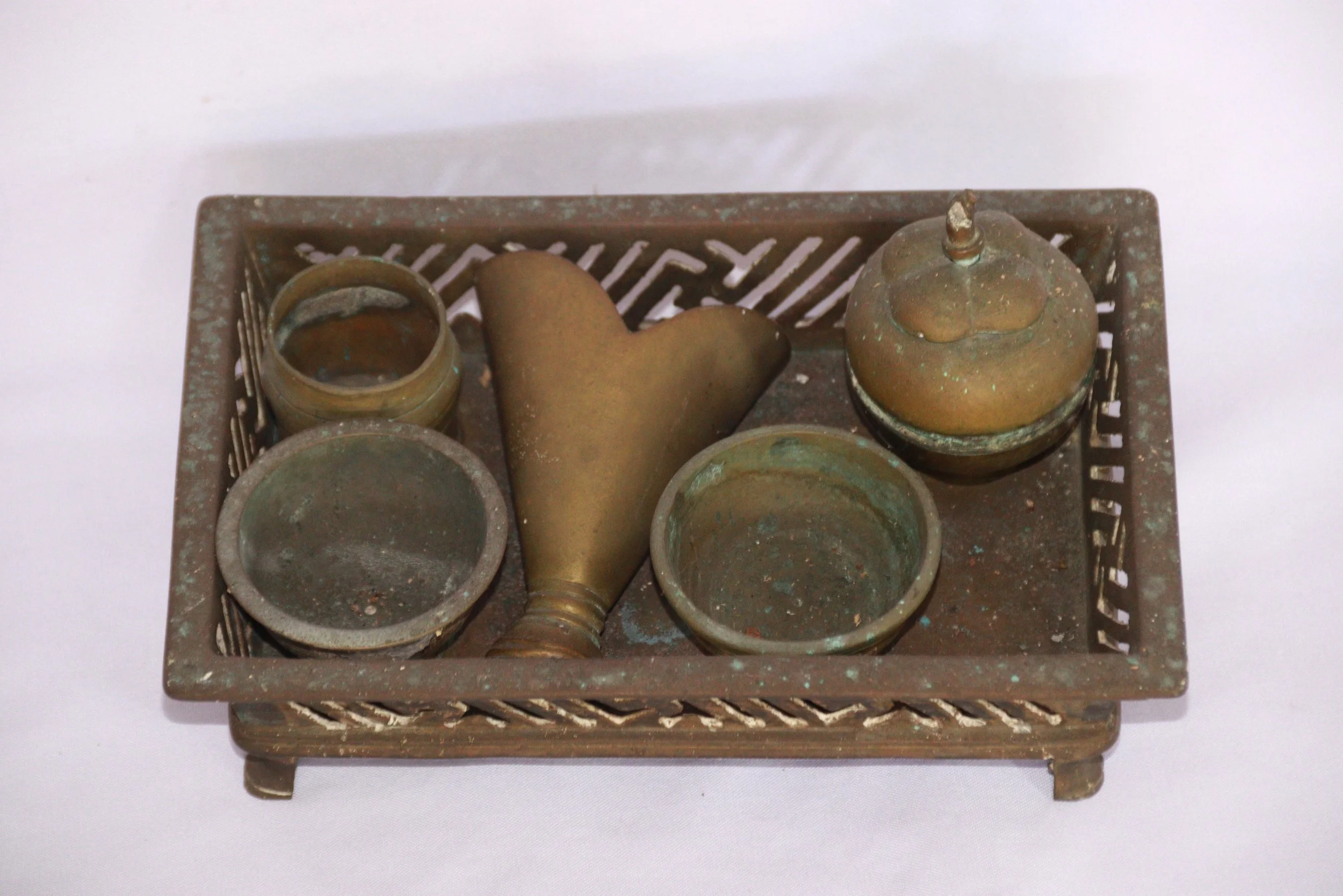 archive number: r-6-015
object reference: 
'Tempat Sirih' Offering Tools
origin: Banda
date: -
notes: Bandanese rituals often involve the presentation of symbolic offerings in a range of items. Many rituals now use woven baskets from leaves, but this