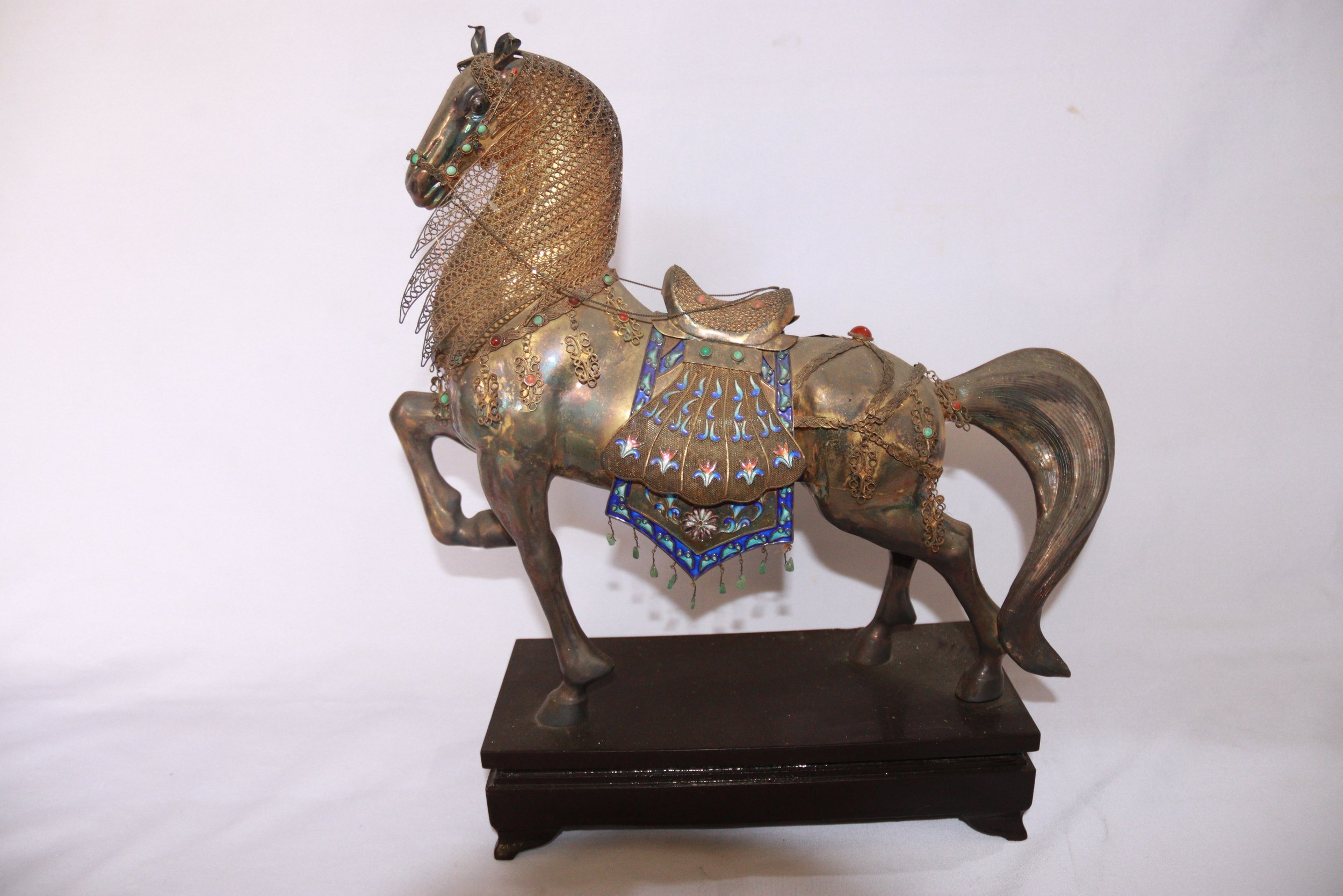 archive number: r-2-017
object reference: 
Horse Statue (Middle Eastern Style)
origin: Middle East (assumed)
date: -
notes: This horse statue has distinctive Middle Eastern characteristics and represents an example of works of art often used to barte