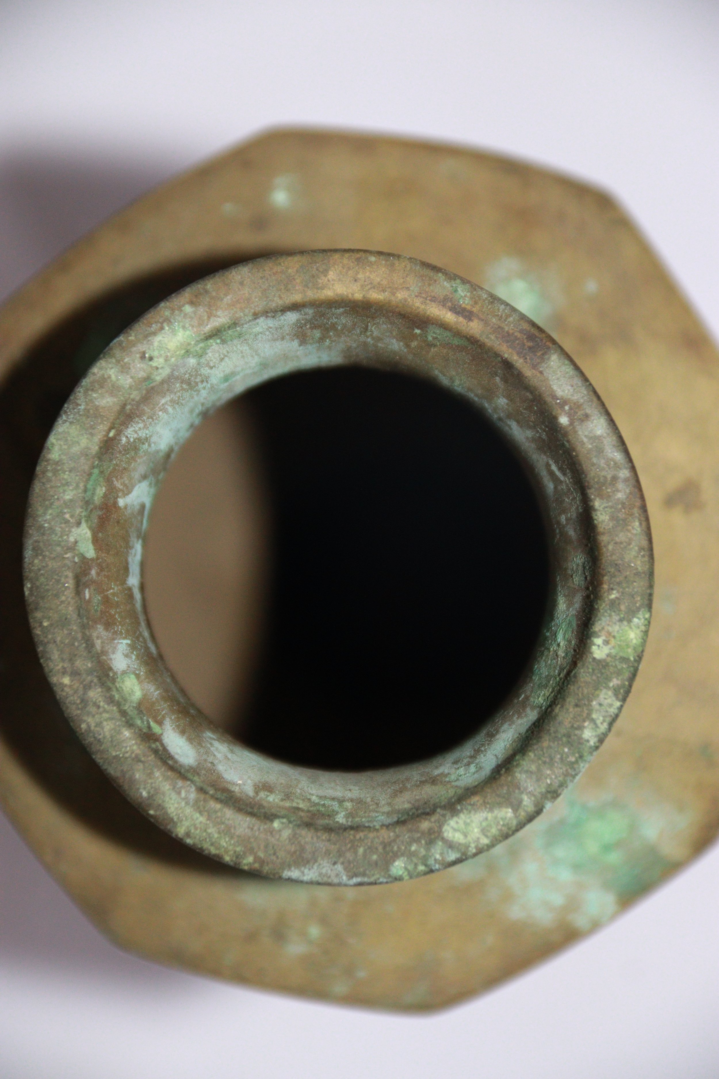 archive number: r-6-015
object reference: 
'Tempat Sirih' Offering Tools
origin: Banda
date: -
notes: Bandanese rituals often involve the presentation of symbolic offerings in a range of items. Many rituals now use woven baskets from leaves, but this