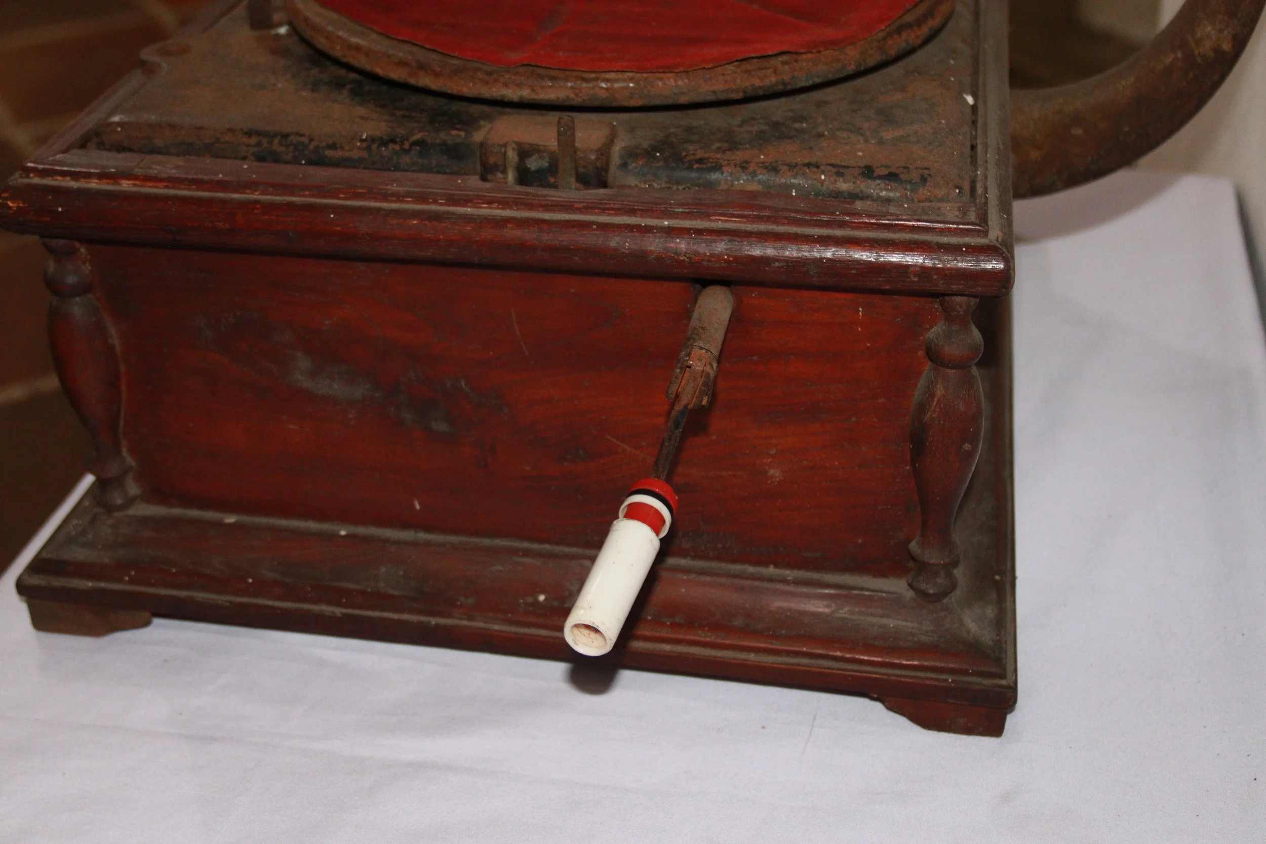 archive number: r-5-002
object reference: 
Record Player
origin: -
date: -
notes: This record player is displayed to symbolise Sutan Syahrir, who was famous for his love of music and entertaining local people during his exile in Banda