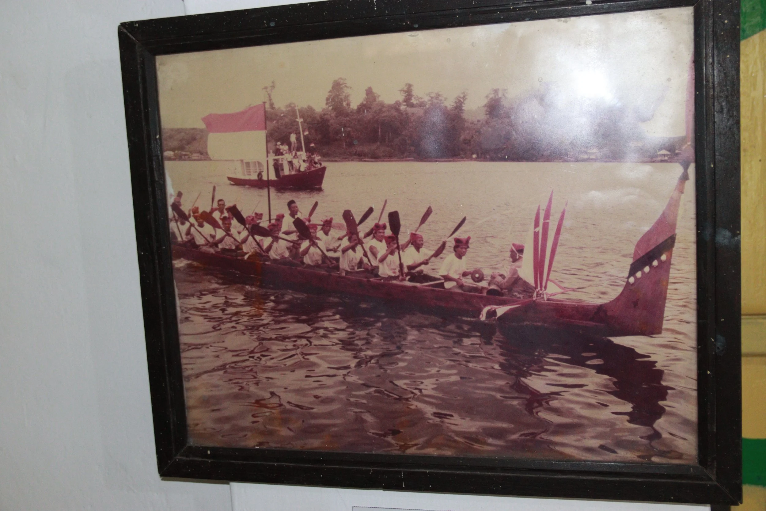 archive number: r-6-010
object reference: 
Belang Rowing Photo
origin: Banda
date: -
notes: Belang are customary rowing boats used for centuries in Banda for a range of purposes, including naval warfare, ritual, racing and cultural events. They are m