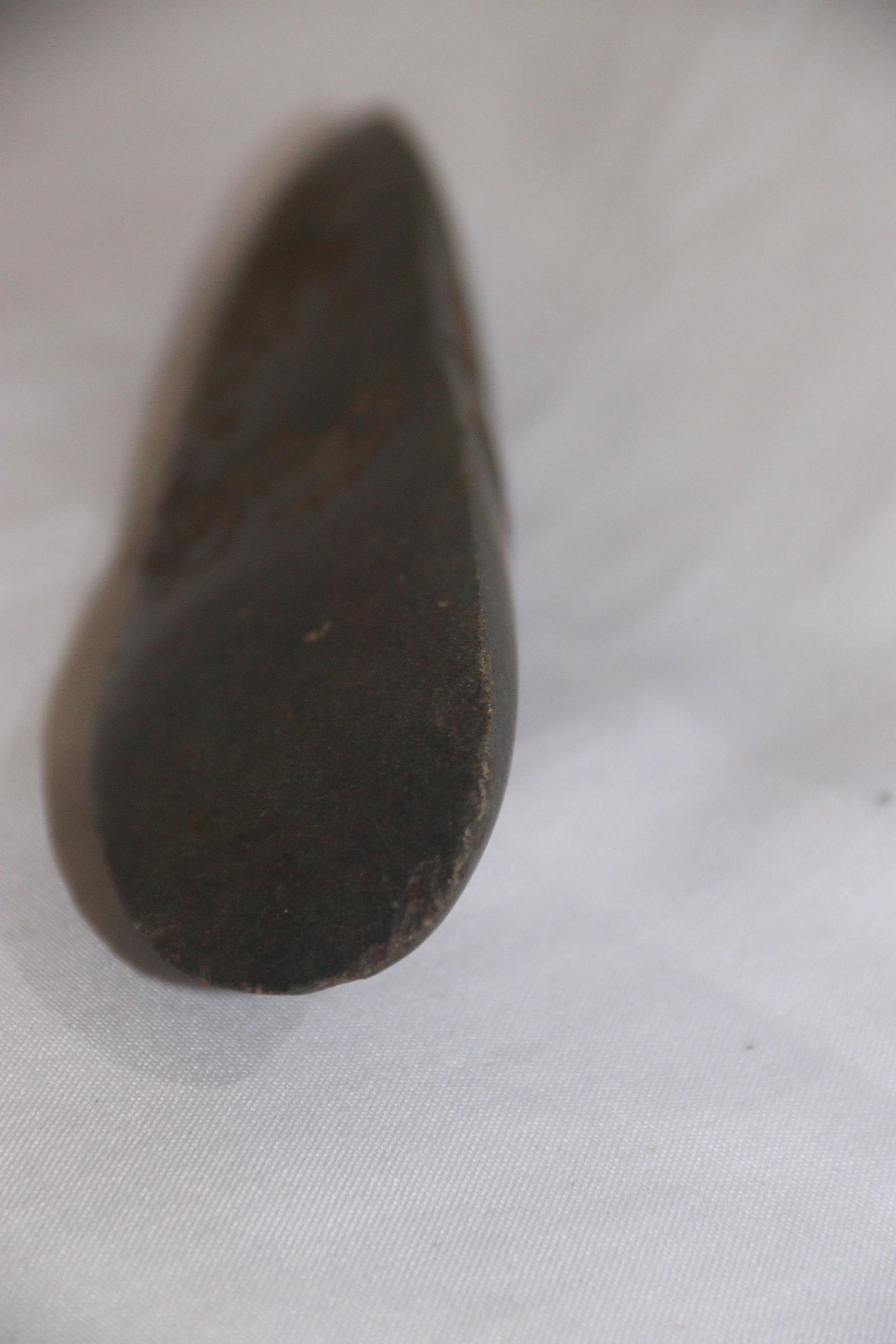 archive number: r-1-023
object reference: 
Prehistoric stone axe
origin: Banda
date: -
notes: A stone tool used to dig holes to plant crops and break wood by the ancient Bandanese.