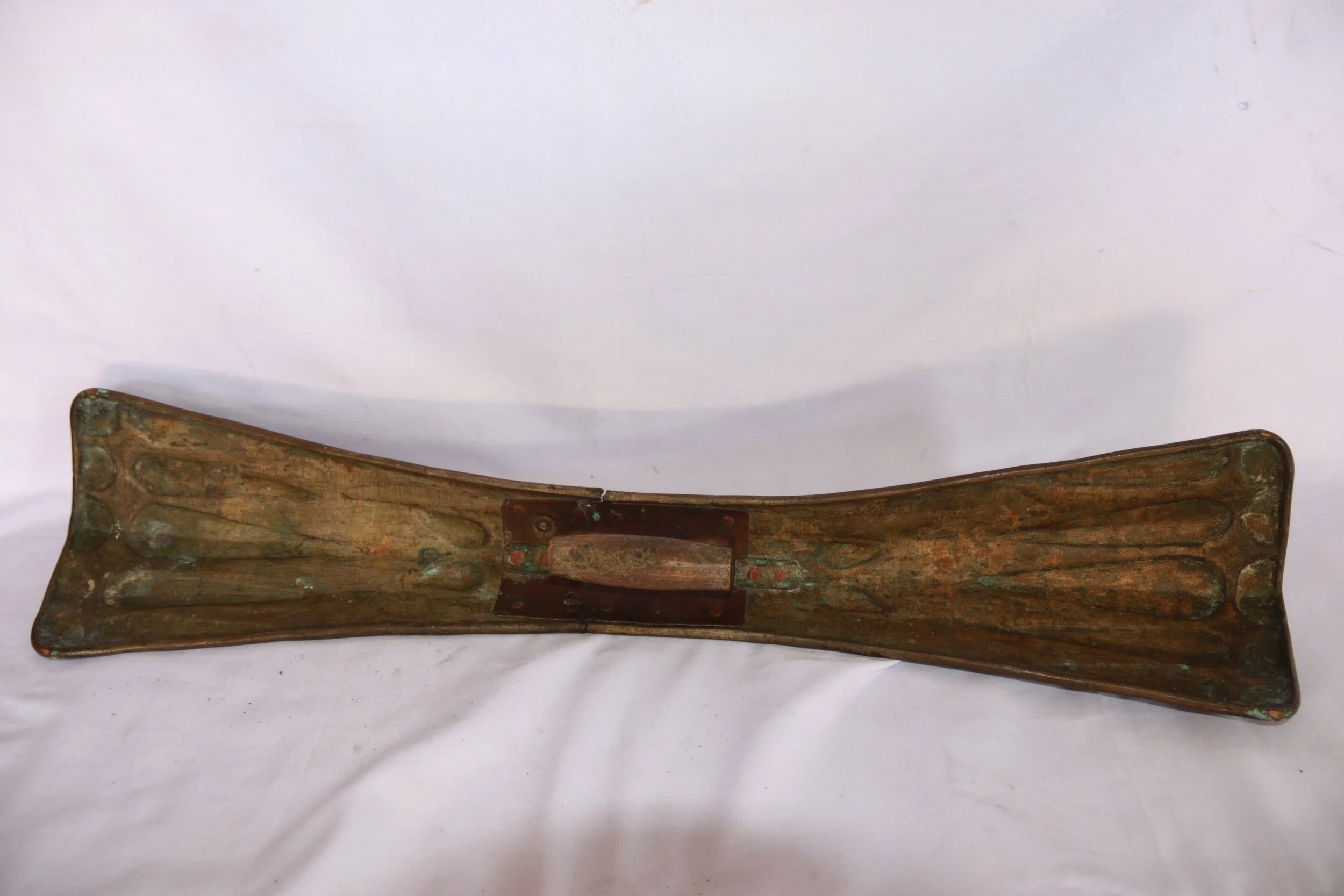 archive number: r-6-013
object reference: 
Bandanese Salawaku
origin: Banda
date: -
notes: Salawaku are traditional shields and a central component of Banda's customary attire. They were once used in tribal warfare, but now function mostly as ritual 