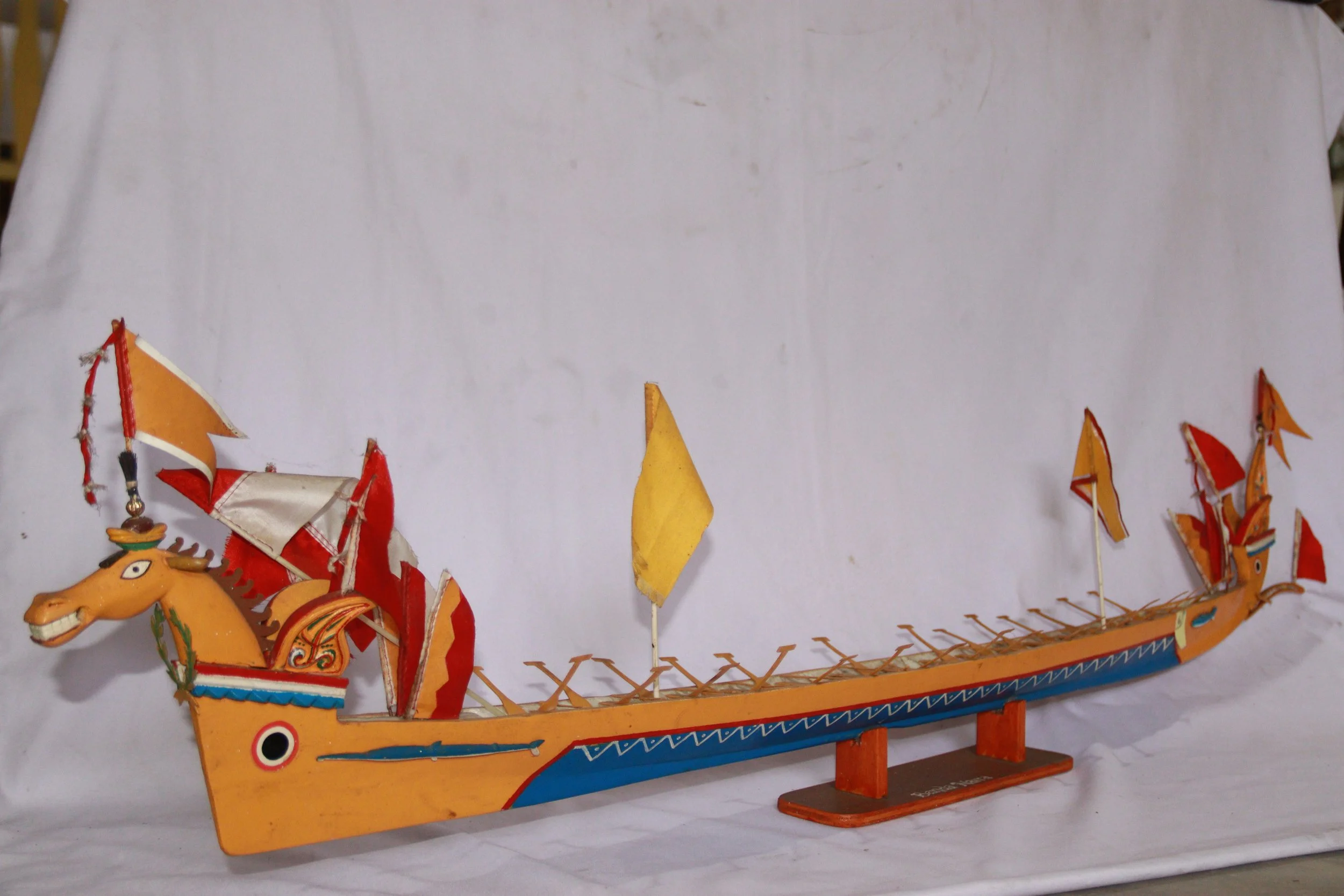 archive number: r-6-008
object reference: 
Belang Kampung Adat ____ Model
origin: Banda
date: 
notes: Belang are customary rowing boats used for centuries in Banda for a range of purposes, including naval warfare, ritual, racing and cultural events. 