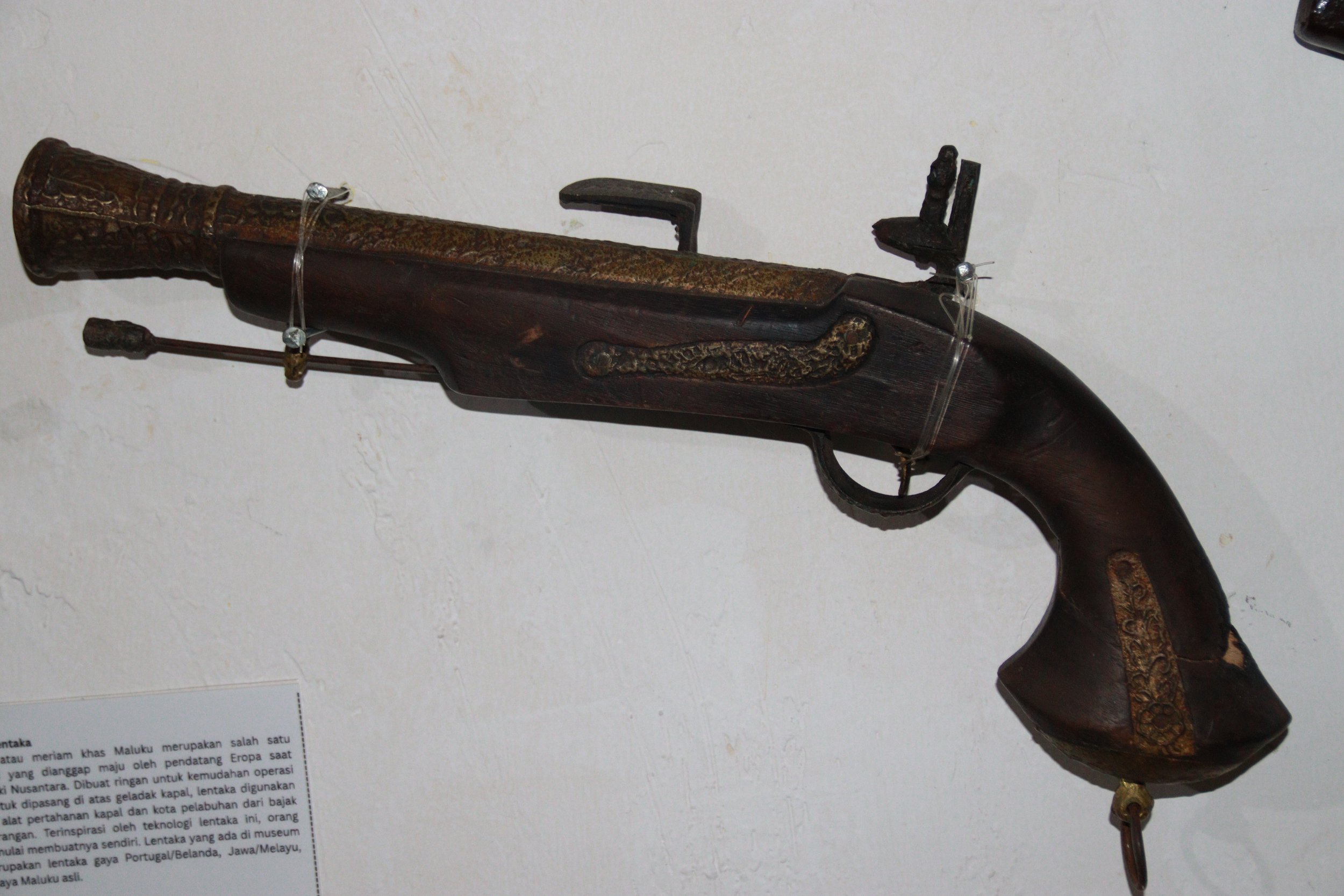 archive number: r-3-019
object reference: 
Flintlock pistol
origin: Europe
date: -
notes: Flintlock pistols were common weapons for early maritime expeditions