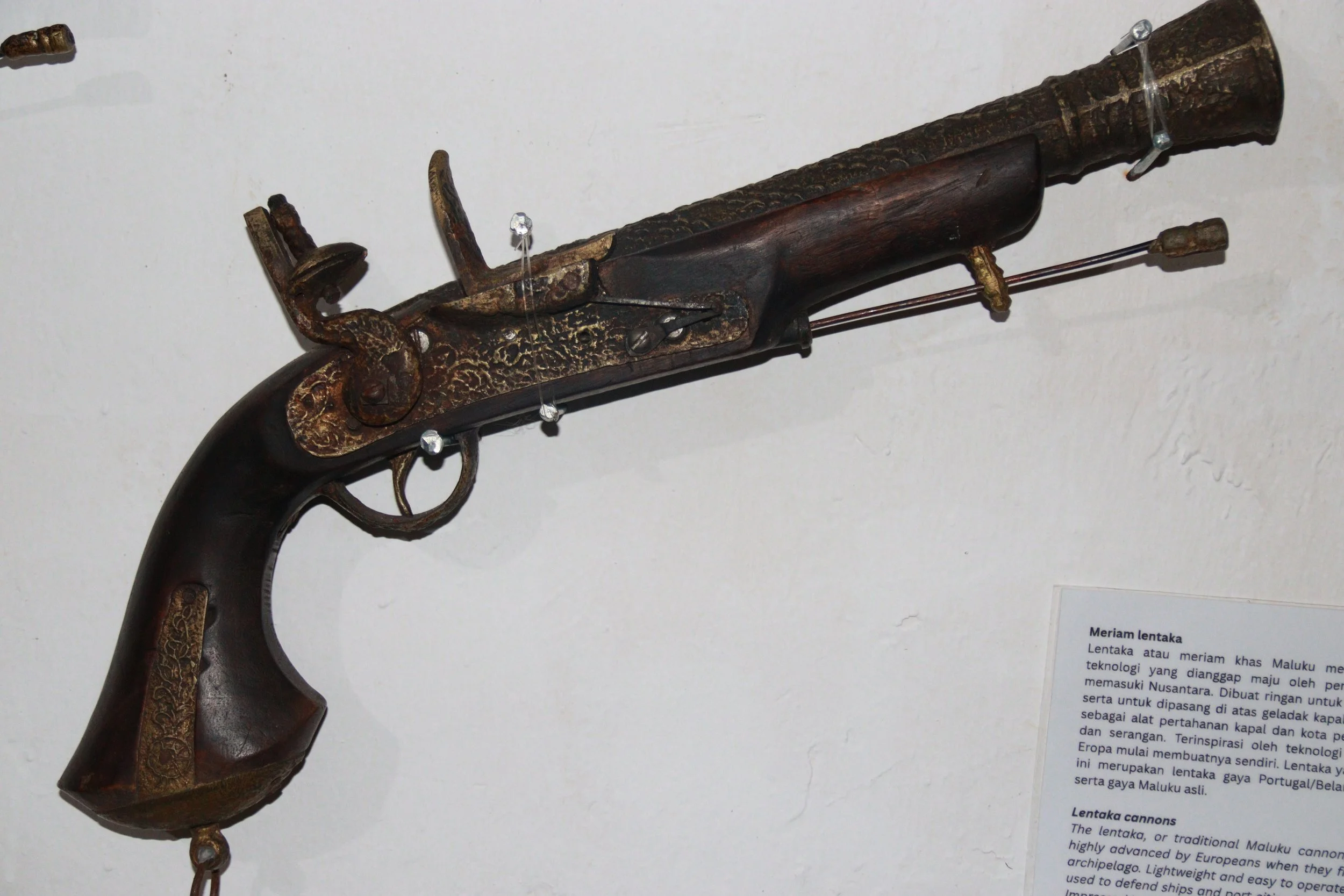 archive number: r-3-018
object reference: 
Flintlock pistol
origin: Europe
date: -
notes: Flintlock pistols were common weapons for early maritime expeditions