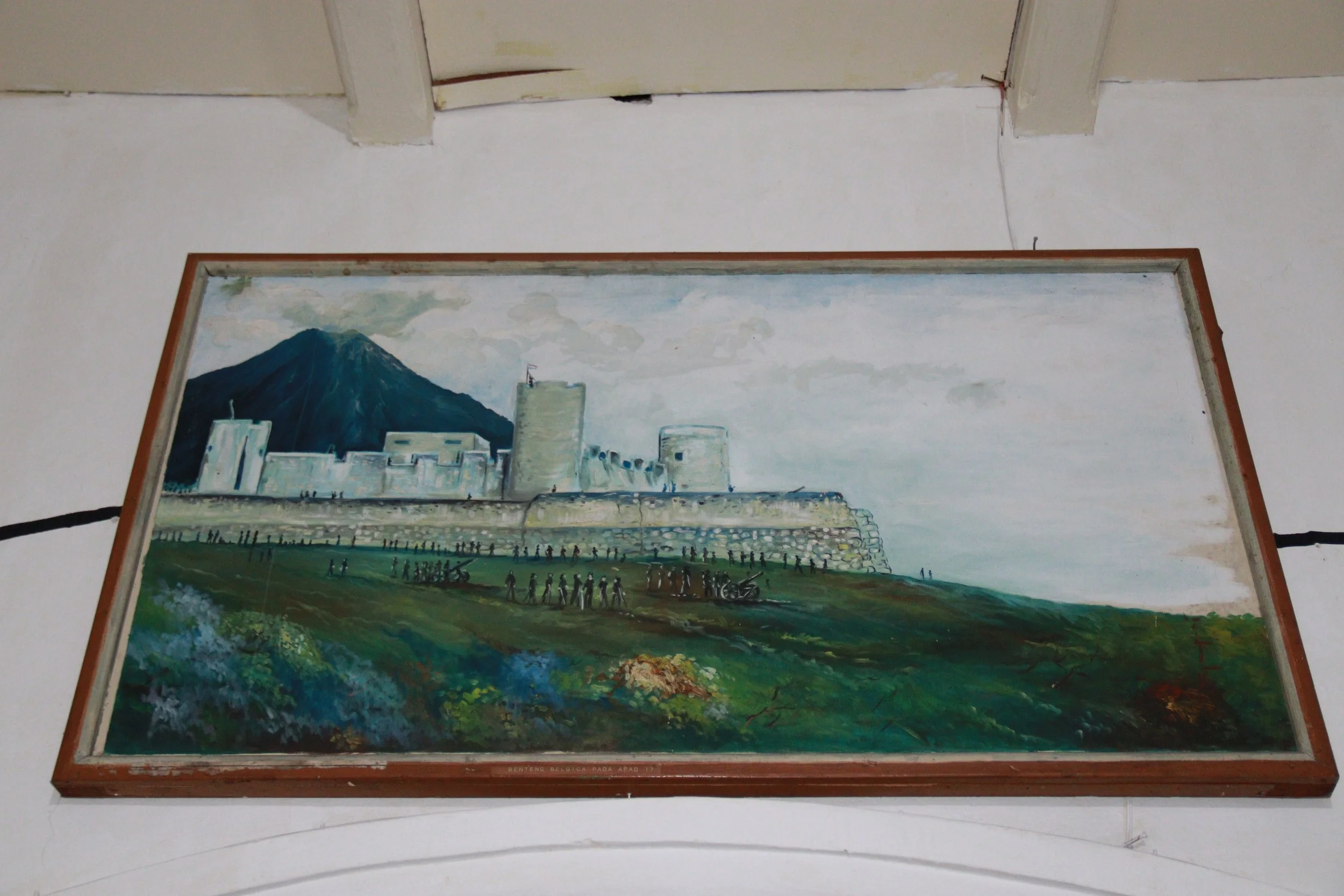 archive number: r-3-003
object reference: Belgica Fortress from the base of Mount Tabaleku
origin: Banda 
date: - 
notes: To this day, Belgica Fortress remains one of Banda's iconic buildings, depicted on the 1,000 rupiah banknote. The Dutch desire t