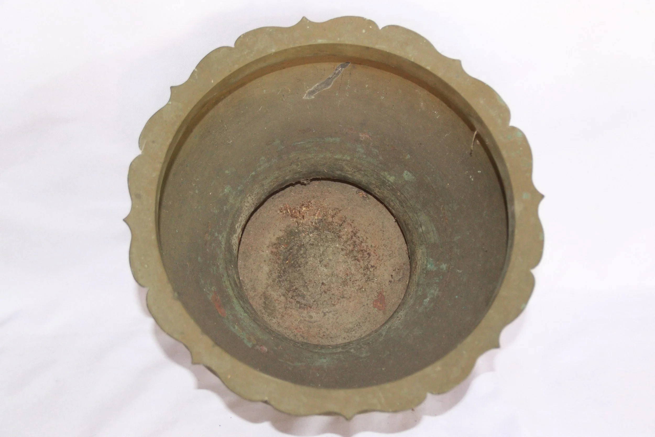 archive number: r-6-015
object reference: 
'Tempat Sirih' Offering Tools
origin: Banda
date: -
notes: Bandanese rituals often involve the presentation of symbolic offerings in a range of items. Many rituals now use woven baskets from leaves, but this