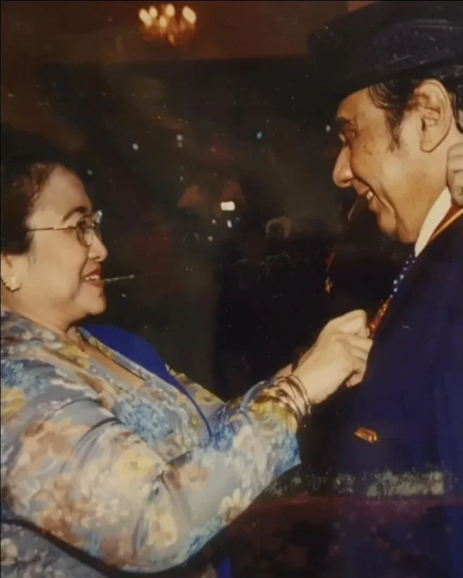 archive number: r-4-009
object reference: 
Des Alwi with Megawati Soekarnoputri
origin: Indonesia
date: 
notes: Des Alwi became a diplomat close to the centre of Indonesia's government, with extensive political connections spanning decades. Megawati 