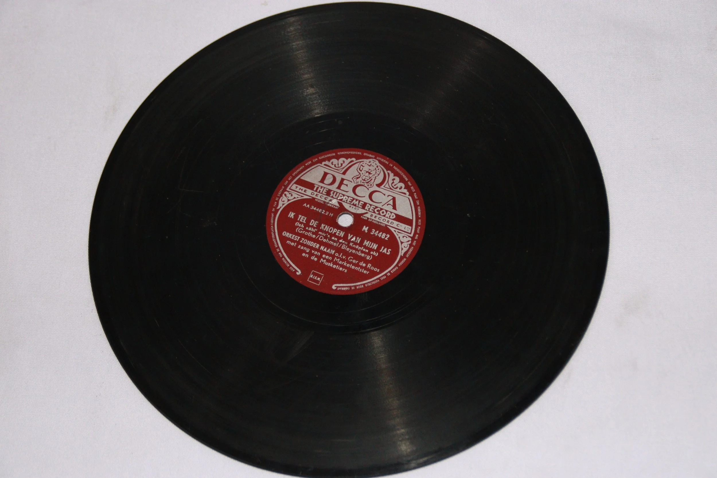 archive number: r-5-003
object reference: 
Record - Ik tel de knopen van mijn jas
origin: The Netherlands
date: 1952
notes: This record is from Des Alwi's personal collection
