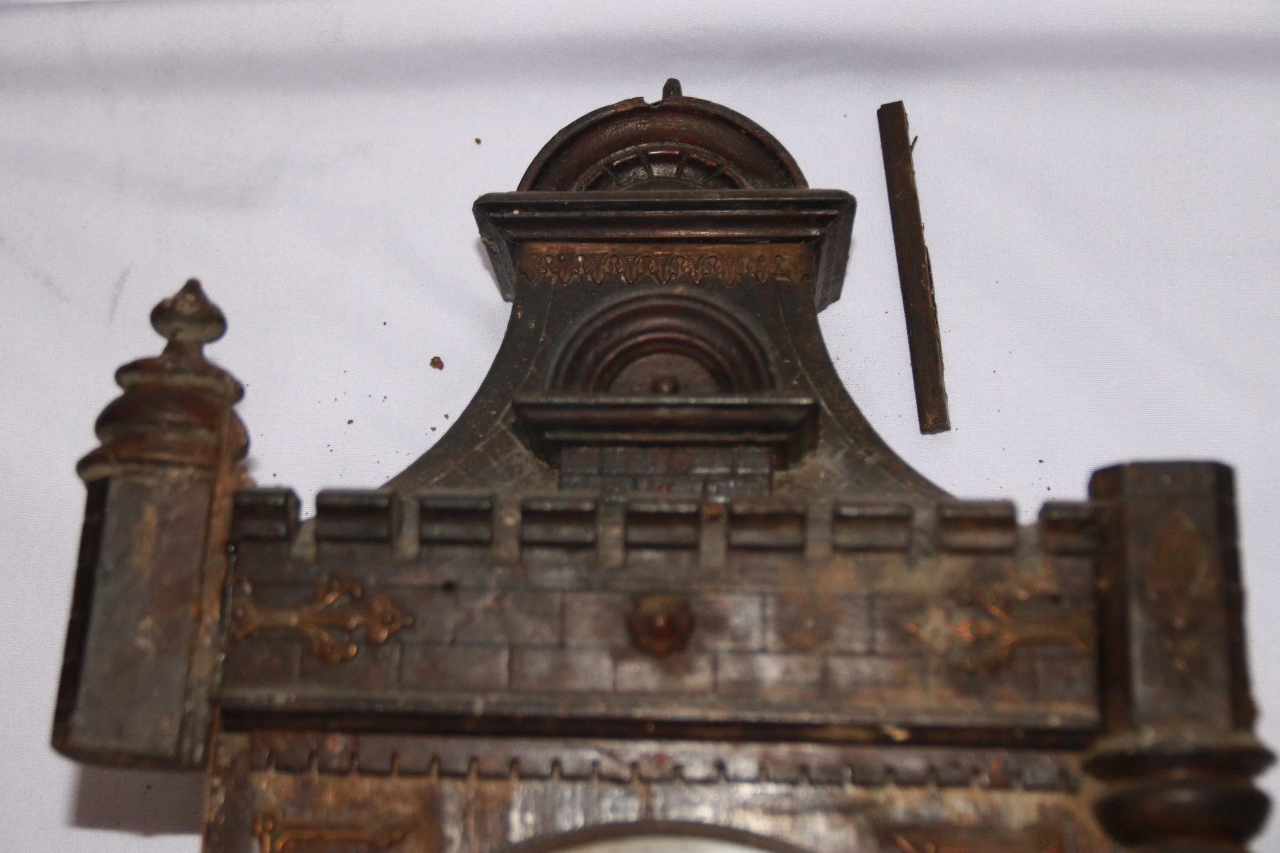 archive number: r-5-005
object reference: 
Antique Clock
origin: -
date: -
notes: This antique clock represents the character of Bung Hatta, who was a strict timekeeper. When the people of Banda saw Bung Hatta, they could tell the exact time based on