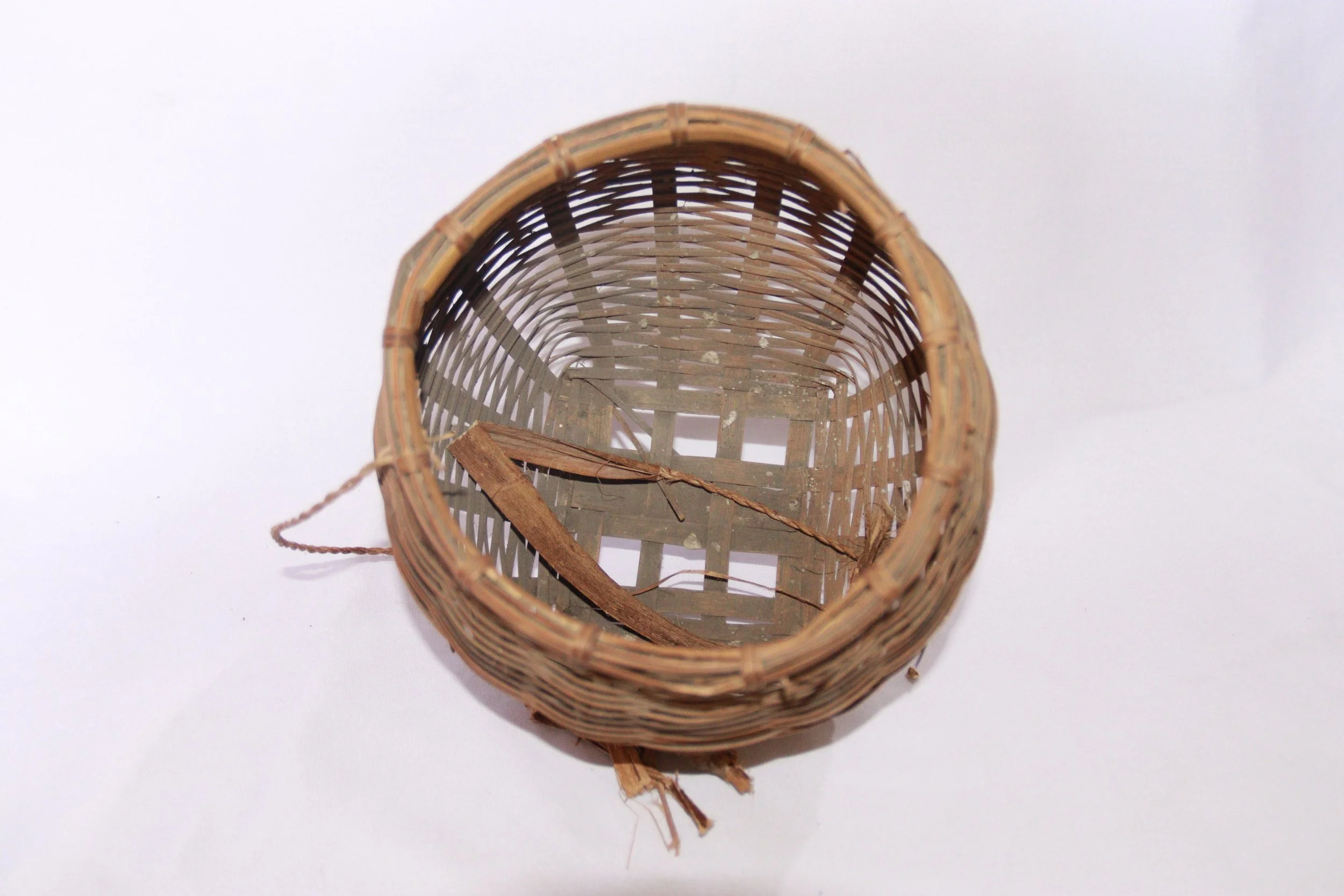 archive number: r-2-002
object reference: Takiri
origin: Banda 
date: - 
notes: A semi-oval, woven bamboo container used by the Bandanese people to transport nutmeg and kenari nuts.