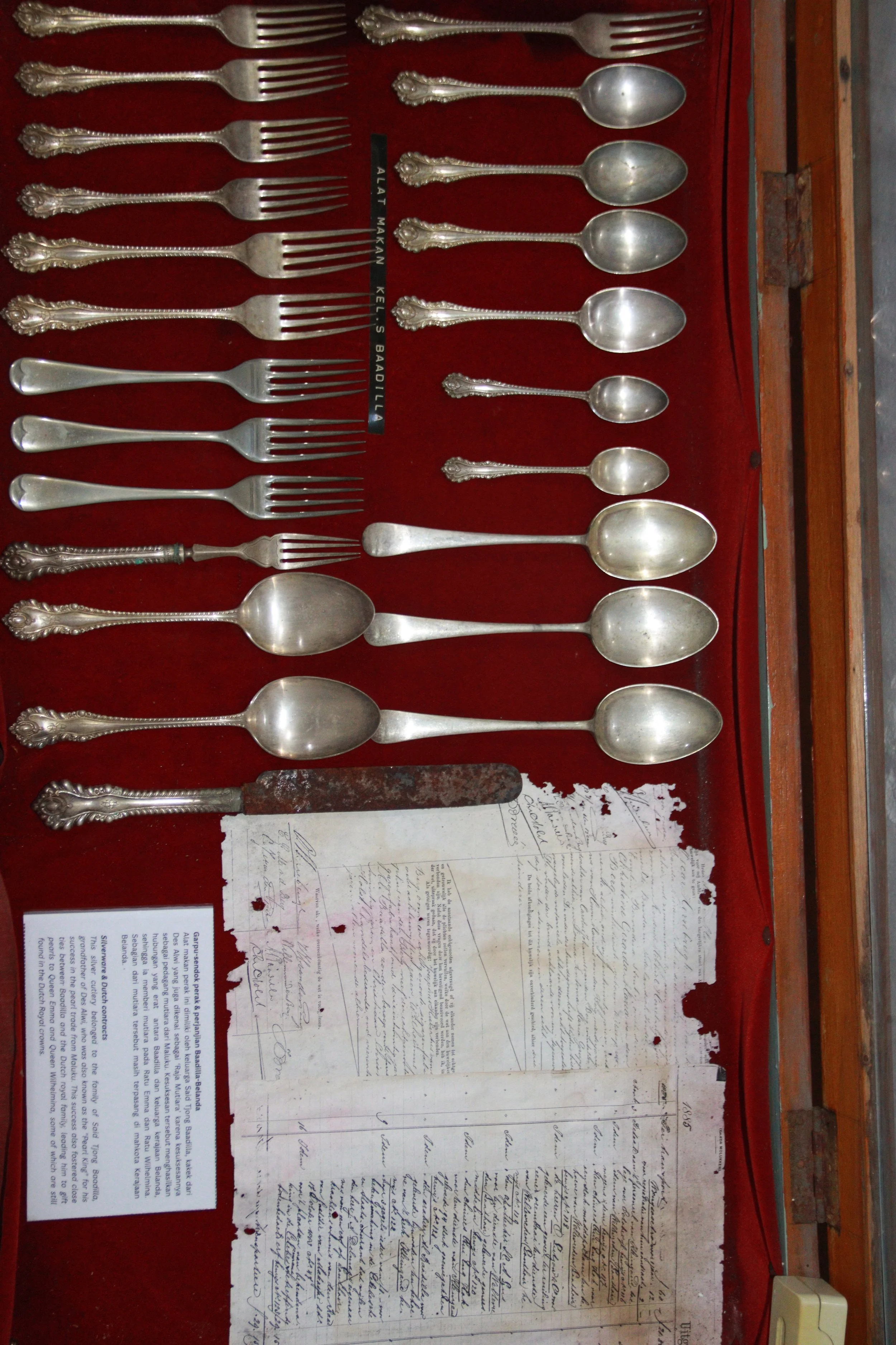 archive number: r-4-017
object reference: 
Baadilla Family Silverware
origin: -
date: -
notes: This silver cutlery belonged to the family of Said Tjong Baadilla, grandfather of Des Alwi, who was also known as the "Pearl King" for his success in the p