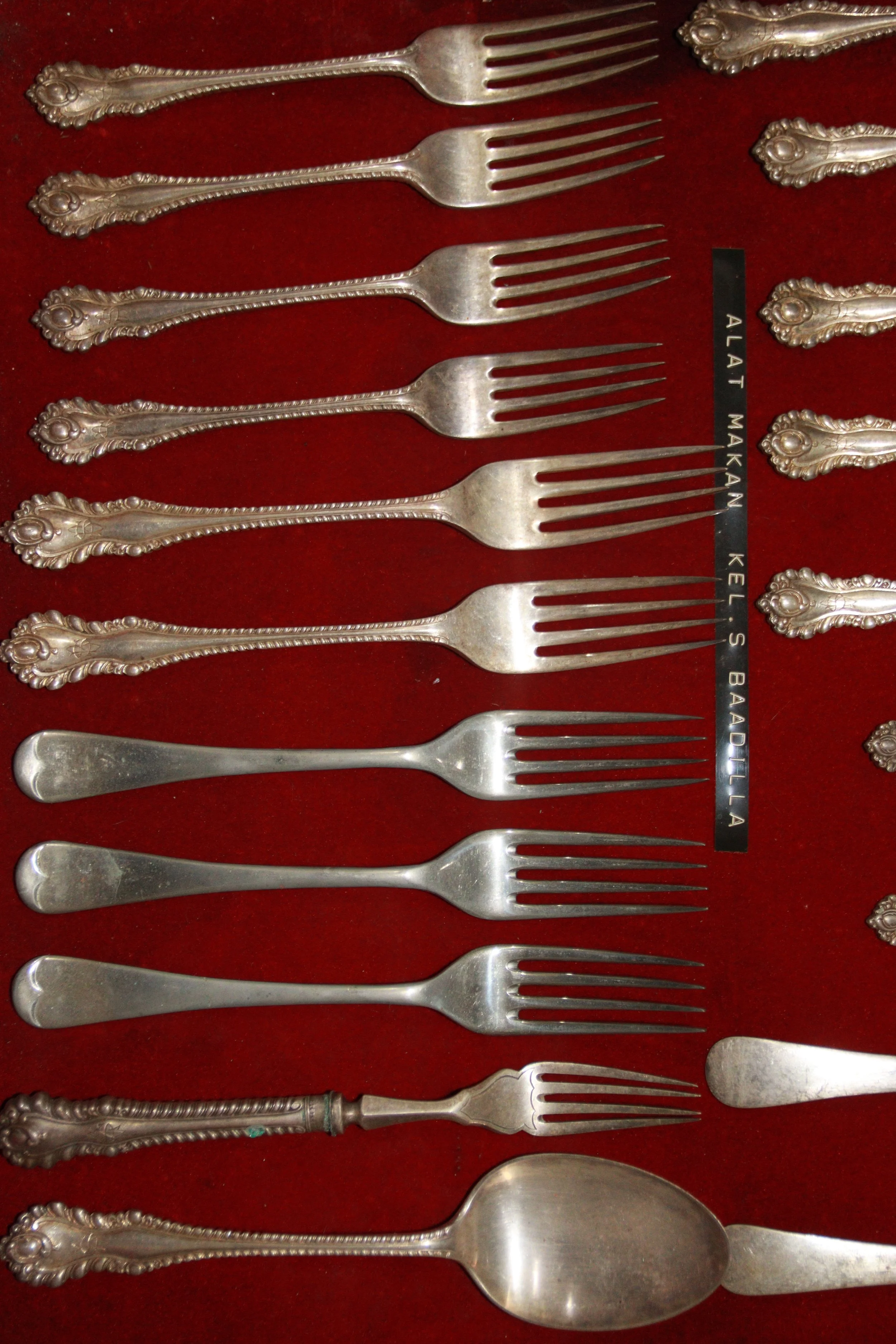 archive number: r-4-017
object reference: 
Baadilla Family Silverware
origin: -
date: -
notes: This silver cutlery belonged to the family of Said Tjong Baadilla, grandfather of Des Alwi, who was also known as the "Pearl King" for his success in the p