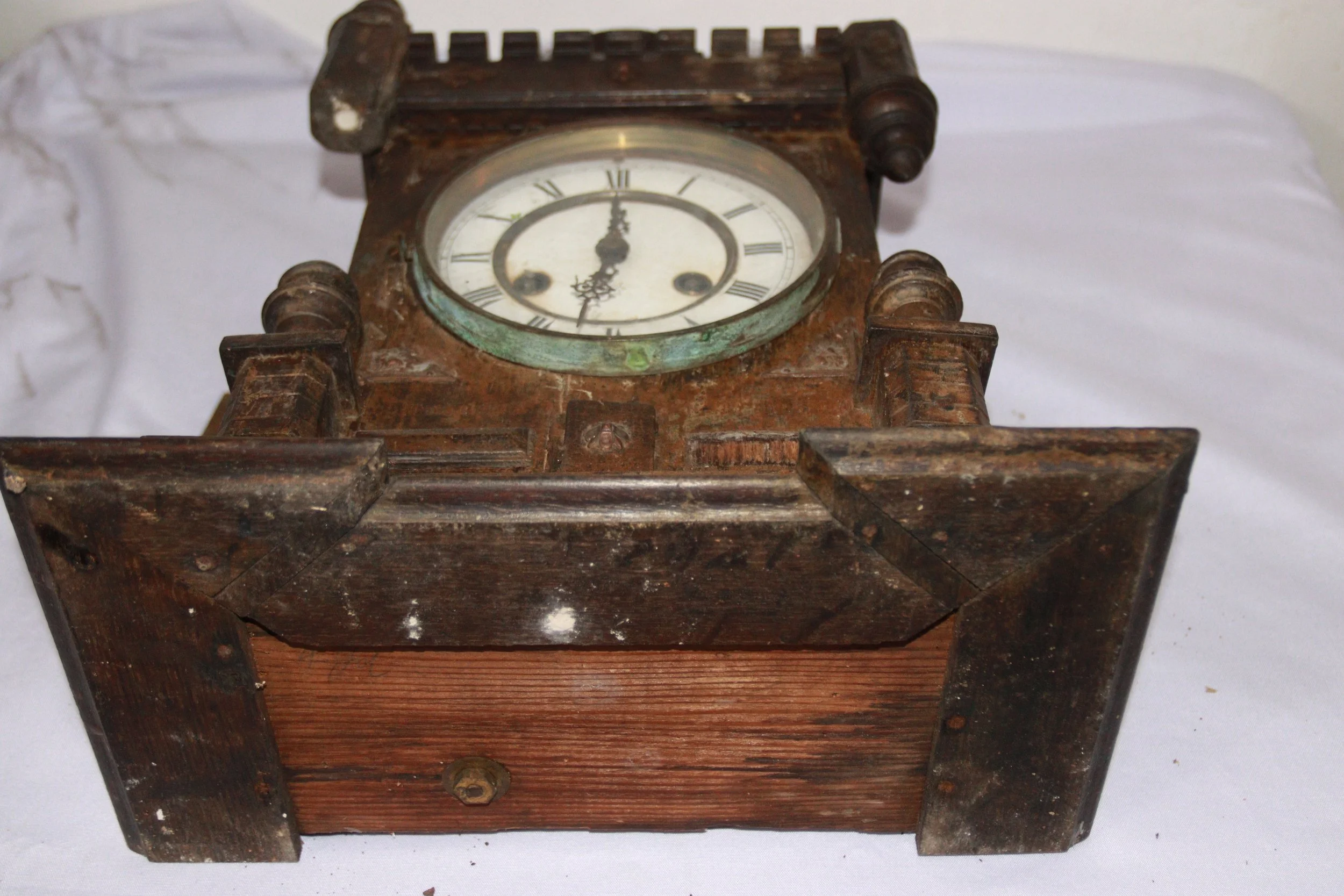 archive number: r-5-005
object reference: 
Antique Clock
origin: -
date: -
notes: This antique clock represents the character of Bung Hatta, who was a strict timekeeper. When the people of Banda saw Bung Hatta, they could tell the exact time based on