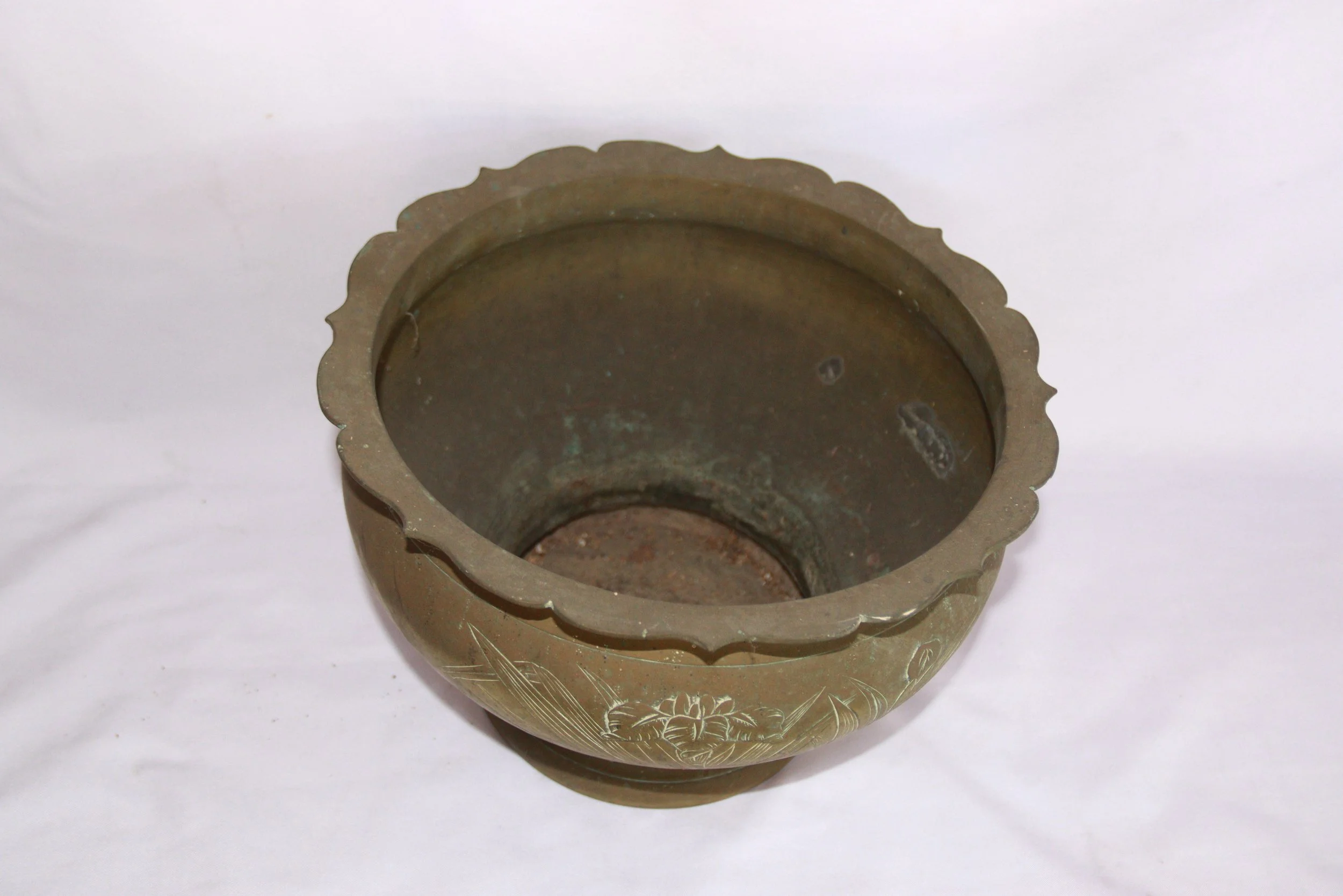 archive number: r-6-015
object reference: 
'Tempat Sirih' Offering Tools
origin: Banda
date: -
notes: Bandanese rituals often involve the presentation of symbolic offerings in a range of items. Many rituals now use woven baskets from leaves, but this