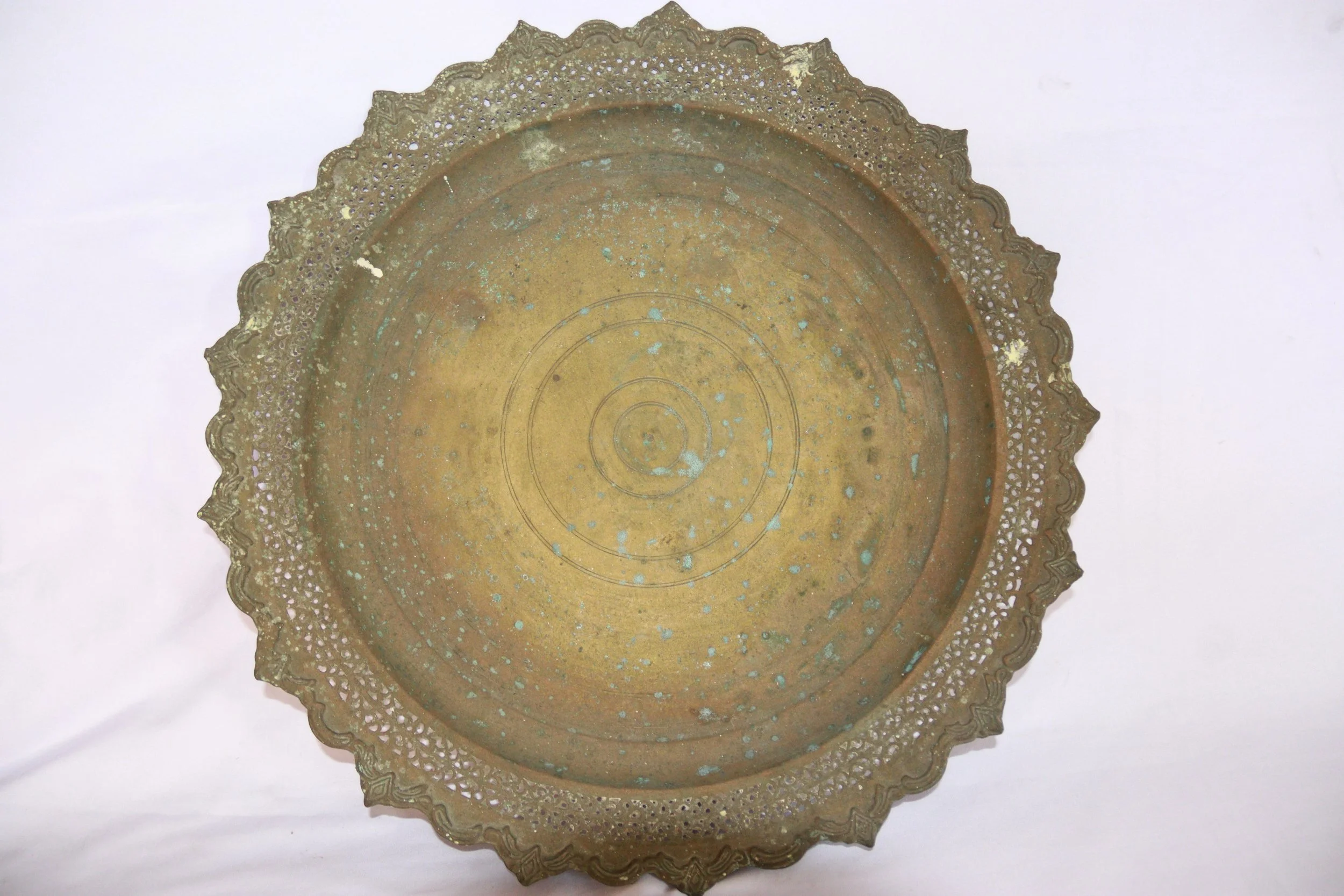 archive number: r-6-015
object reference: 
'Tempat Sirih' Offering Tools
origin: Banda
date: -
notes: Bandanese rituals often involve the presentation of symbolic offerings in a range of items. Many rituals now use woven baskets from leaves, but this