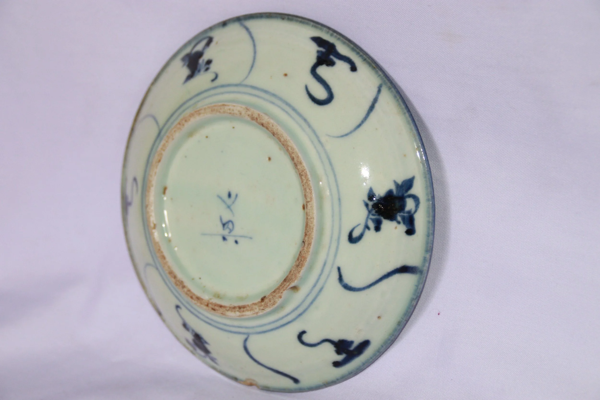 archive number: r-2-022
object reference: 
Chinese-style plate
origin: China (assumed)
date: -
notes: This plate is decorated with floral motifs and a circular pattern in the center. These motifs are often found on ancient Chinese ceramics. Based on 
