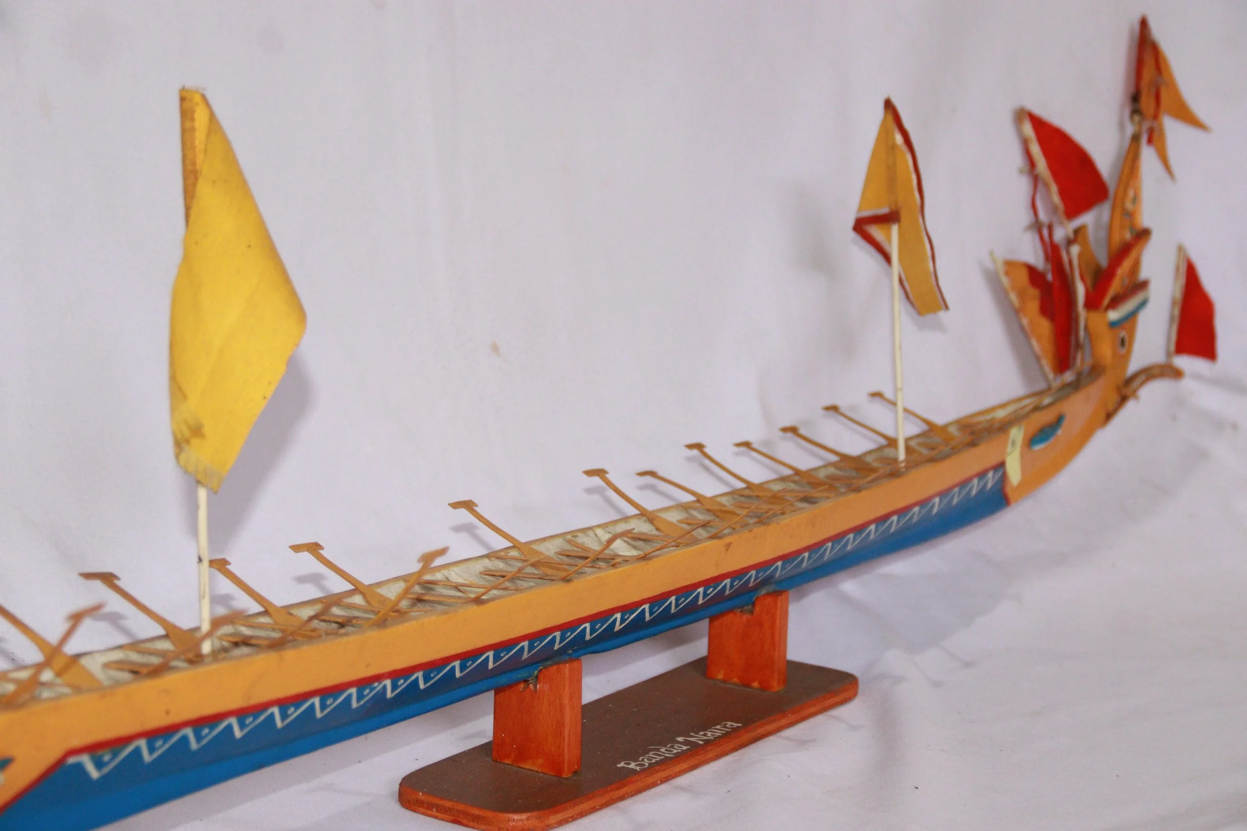 archive number: r-6-008
object reference: 
Belang Kampung Adat ____ Model
origin: Banda
date: 
notes: Belang are customary rowing boats used for centuries in Banda for a range of purposes, including naval warfare, ritual, racing and cultural events. 
