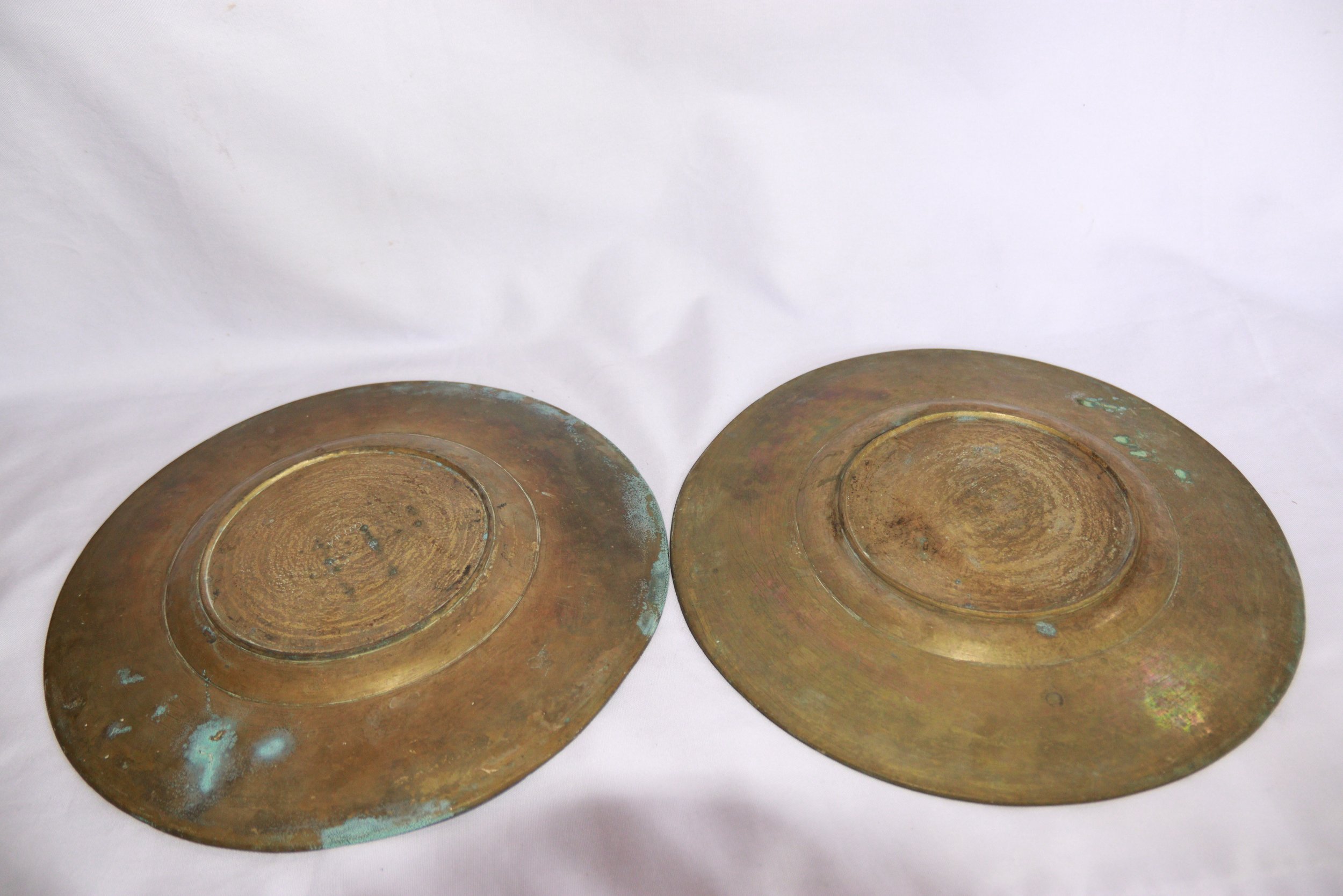 archive number: r-6-015
object reference: 
'Tempat Sirih' Offering Tools
origin: Banda
date: -
notes: Bandanese rituals often involve the presentation of symbolic offerings in a range of items. Many rituals now use woven baskets from leaves, but this