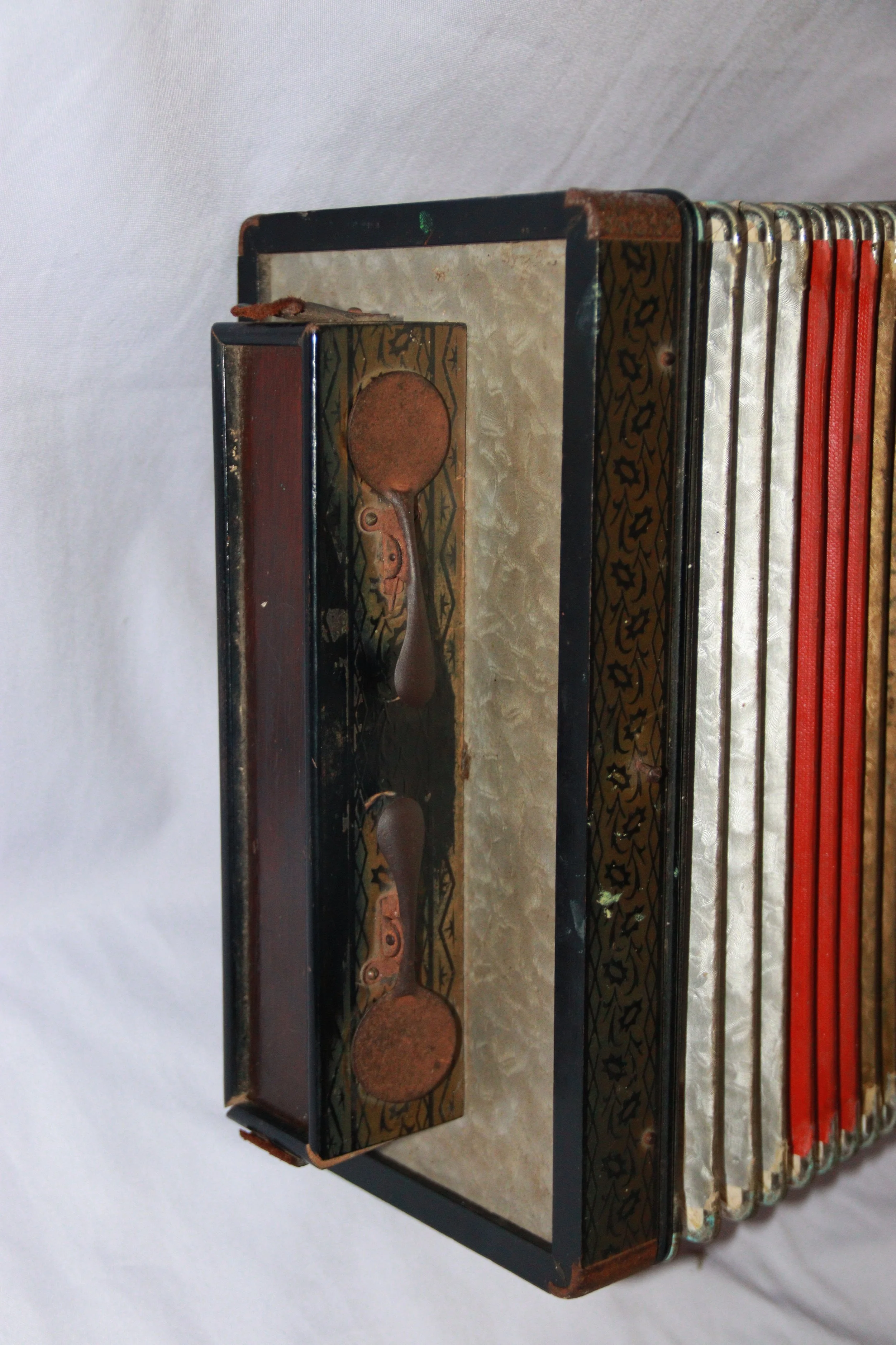 archive number: r-4-019
object reference: 
Accordion from Des Alwi's Personal Collection
origin: -
date: -
notes: 