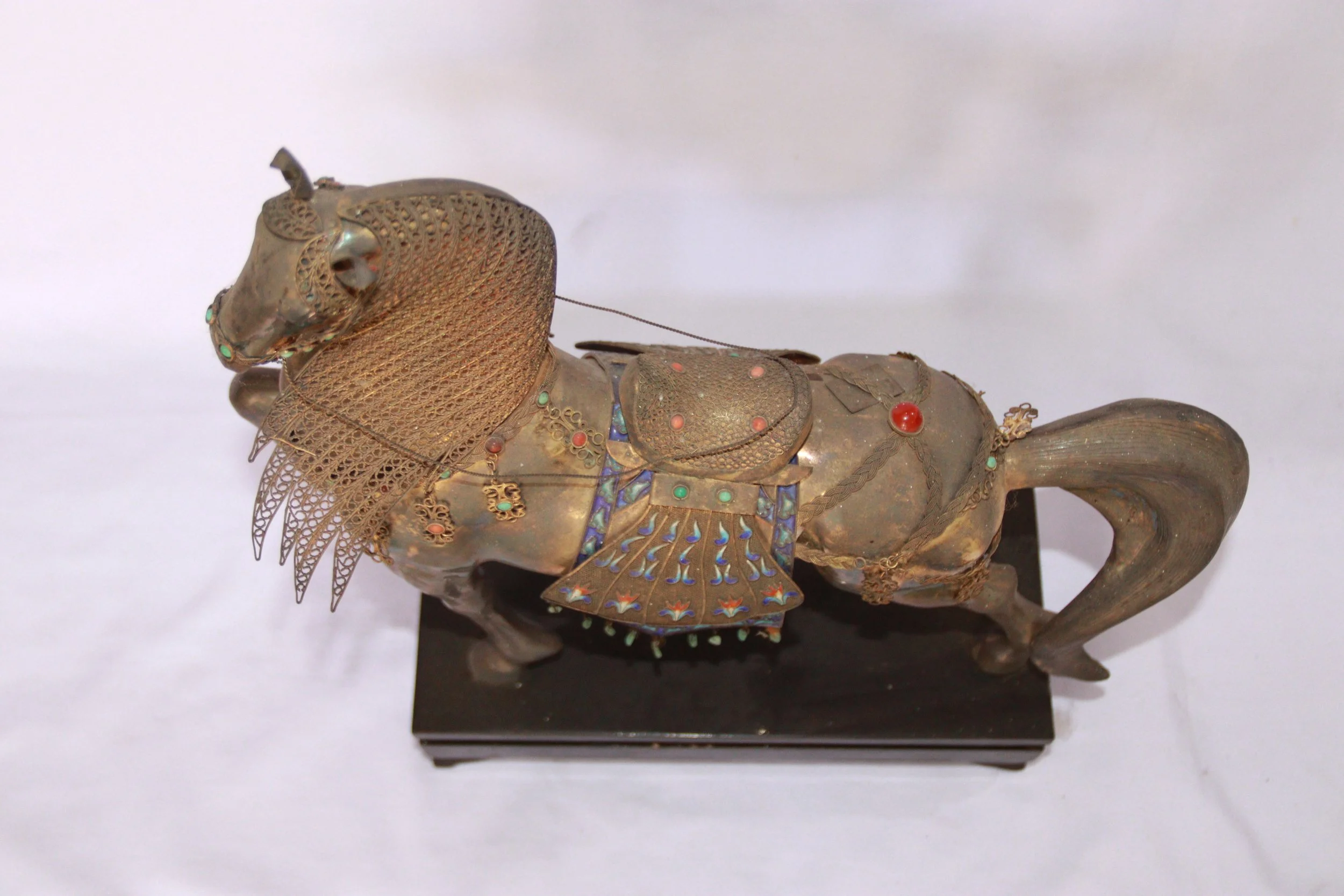 archive number: r-2-017
object reference: 
Horse Statue (Middle Eastern Style)
origin: Middle East (assumed)
date: -
notes: This horse statue has distinctive Middle Eastern characteristics and represents an example of works of art often used to barte