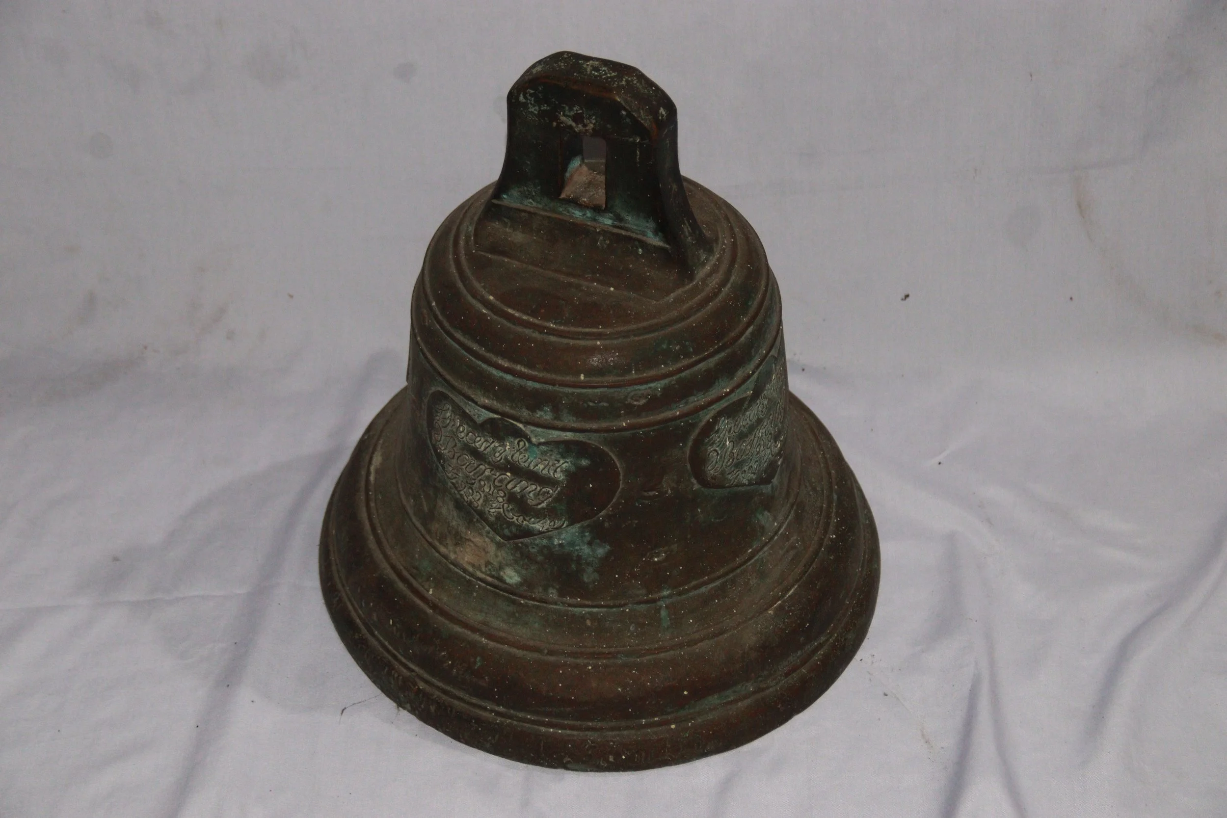 archive number: r-3-005
object reference: Perk Bell
origin: The Netherlands (Assumed)
date: -
notes: These bells were used in nutmeg plantations in their time, to signal when the plantation labourers should begin and end their harvesting work.