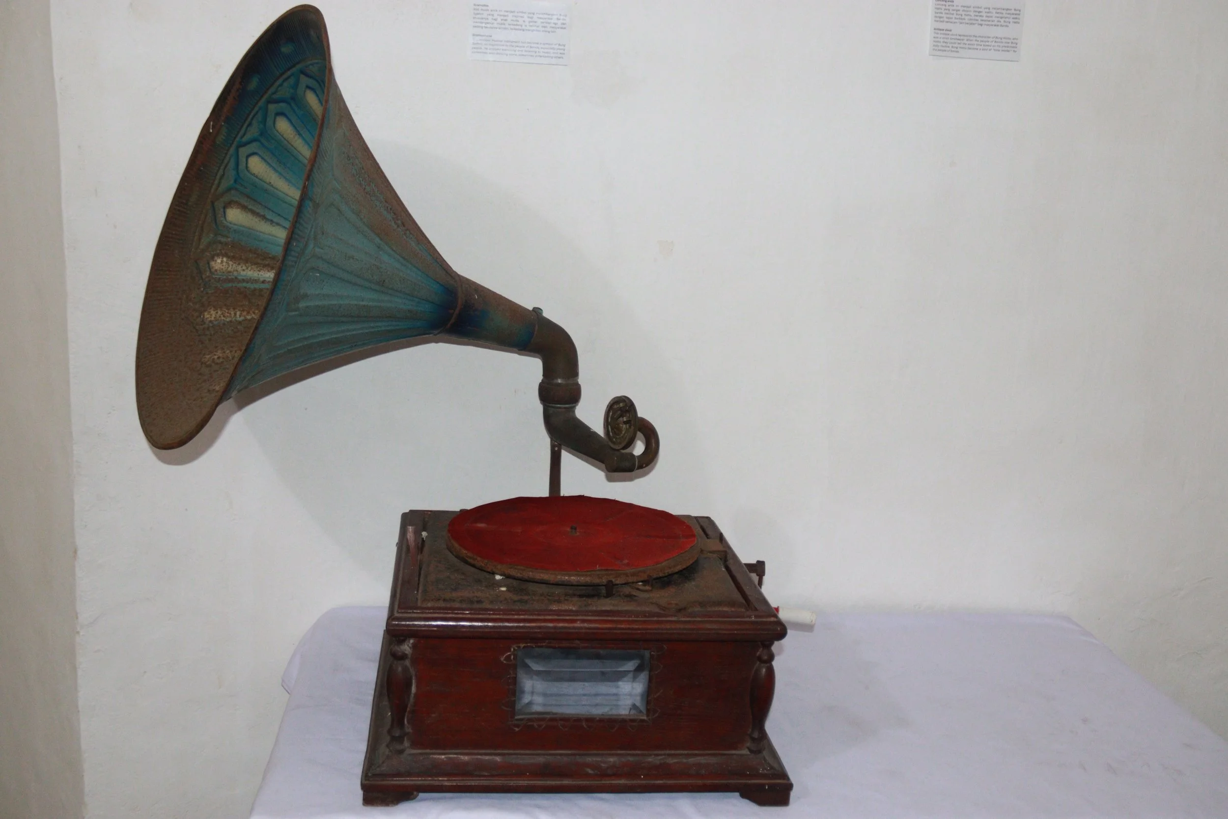 archive number: r-5-002
object reference: 
Record Player
origin: -
date: -
notes: This record player is displayed to symbolise Sutan Syahrir, who was famous for his love of music and entertaining local people during his exile in Banda