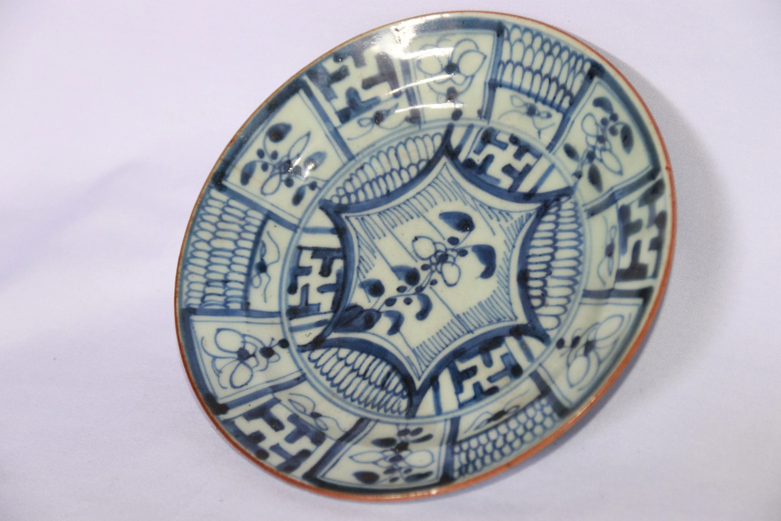 archive number: r-2-023
object reference: 
Qing-style plate
origin: China (assumed)
date: Qing Dynasty
notes: This plate is most likely Chinese, made during the Qing Dynasty (1644–1912). These plates were traded to various regions, including the Indo