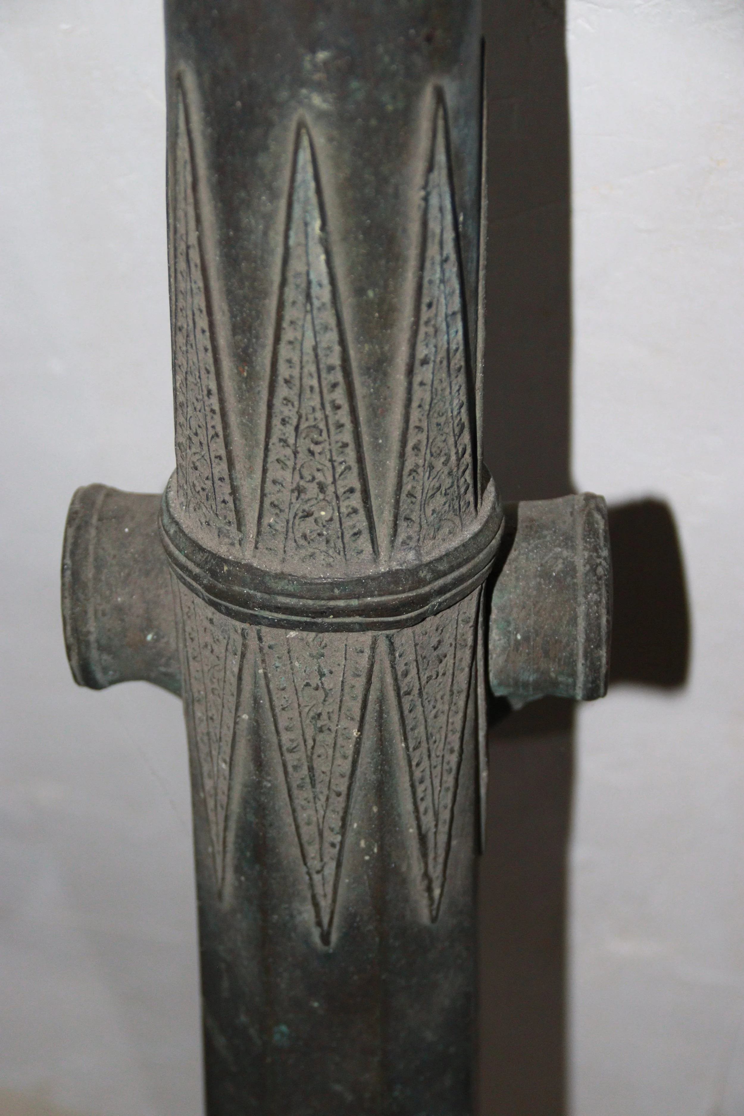 archive number: r-3-016e
object reference: 
Lentaka (Sultanate Style)
origin: Colonial Southeast Asia
date: -
notes: The ornamentation on this lantaka is common across many maritime sultanates in the Malay / Moluccan world, and features a crocodile m