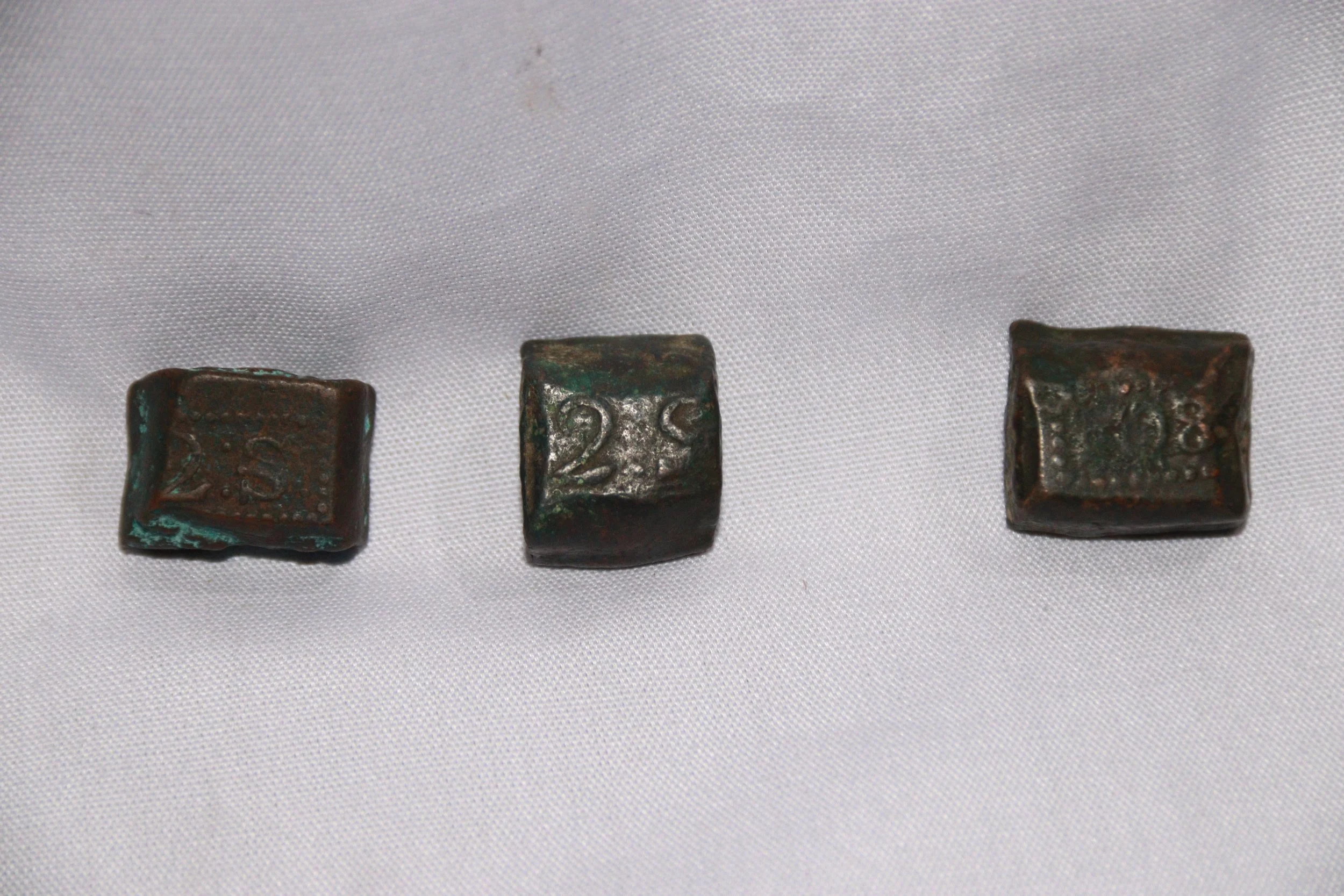 archive number: r-3-011
object reference: 
Bandanese 'Plantation Money'
origin: Banda
date: Late colonial period
notes: Towards the end of the colonial era, the nutmeg economy declined due to the end of its monopoly. Therefore, 'perkeniers' began bre