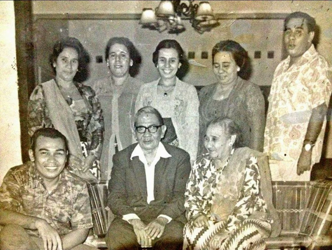 archive number: r-4-003
object reference: 
Alwi Family Portrait
origin: Banda 
date: - 
notes: Des Alwi and his mother, father, and relatives