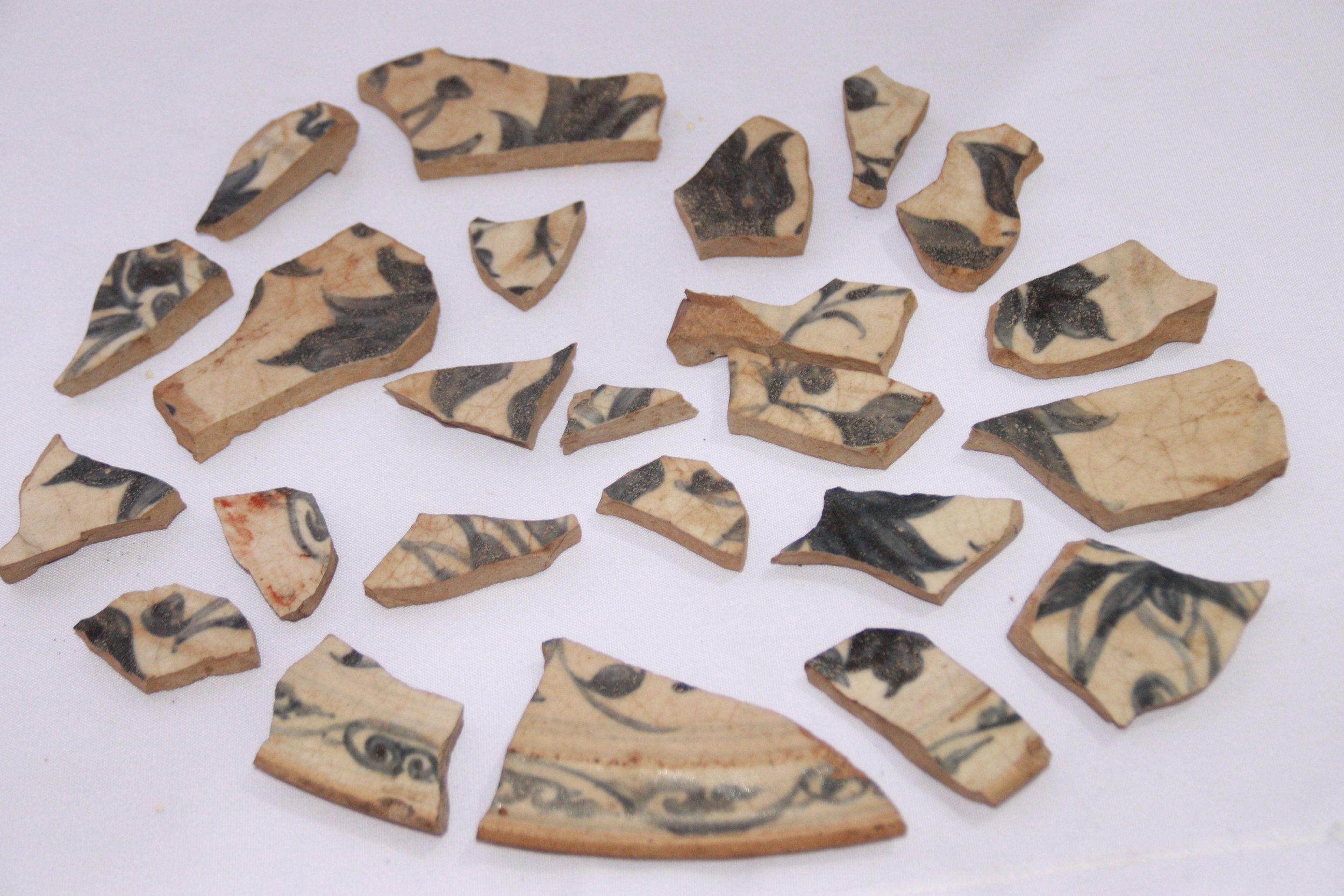 archive number: r-2-008
object reference: 
Ceramic fragments
origin: Vietnam 
date: 15th Century (approx.)
notes: This shattered plate is believed to originate from Vietnam in the 15th century, and is an example of Banda's position in extensive tradi