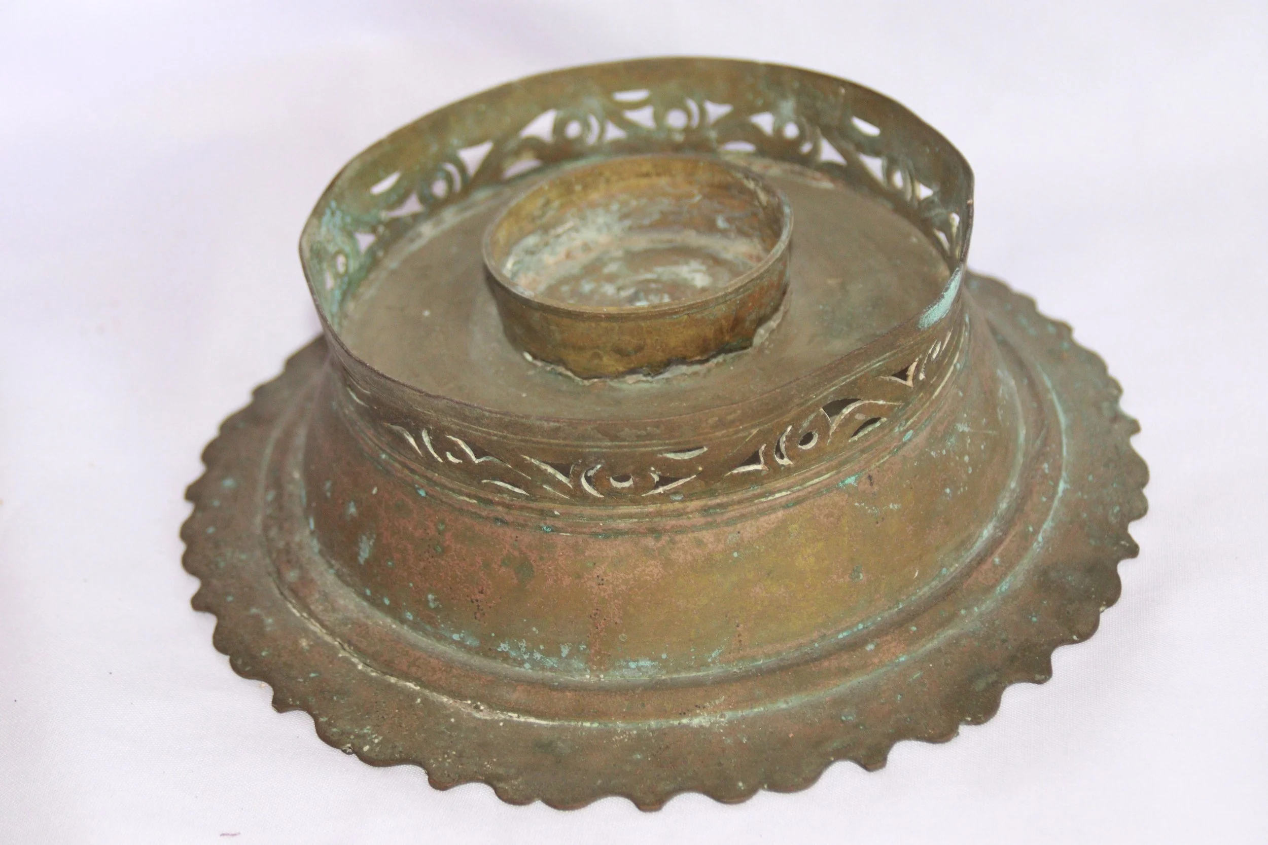 archive number: r-6-015
object reference: 
'Tempat Sirih' Offering Tools
origin: Banda
date: -
notes: Bandanese rituals often involve the presentation of symbolic offerings in a range of items. Many rituals now use woven baskets from leaves, but this